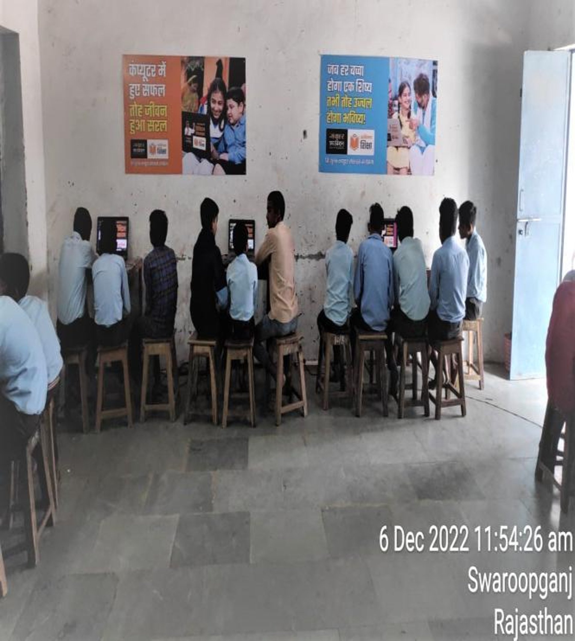 gray computer monitor