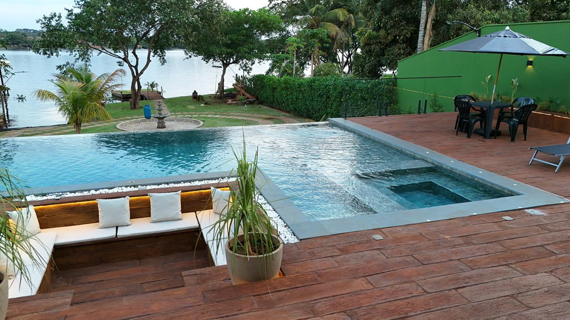 área externa da piscina e pier de pesca do El Shaddai Rancho para alugar em Miguelópolis SP