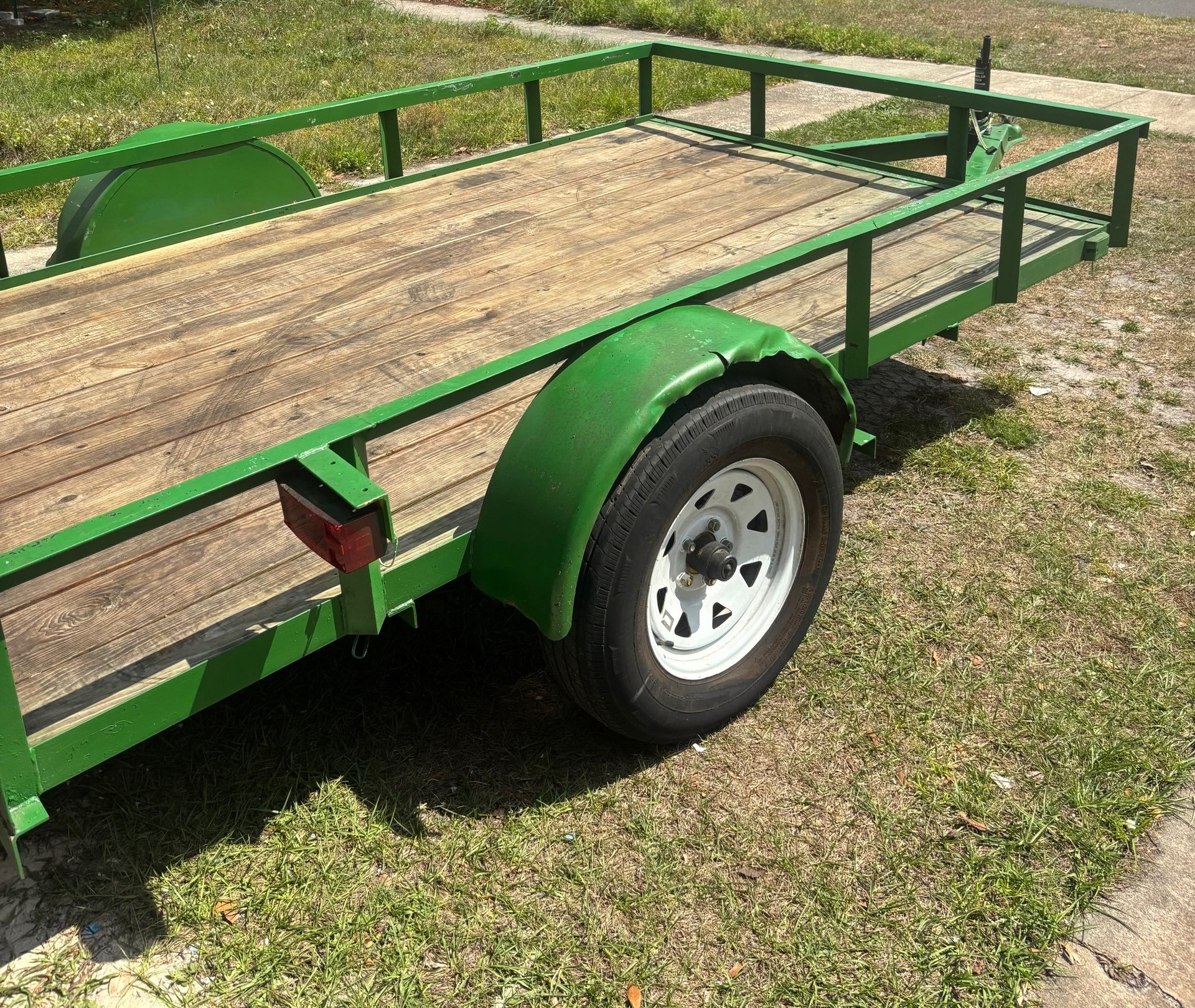 gray computer monitor