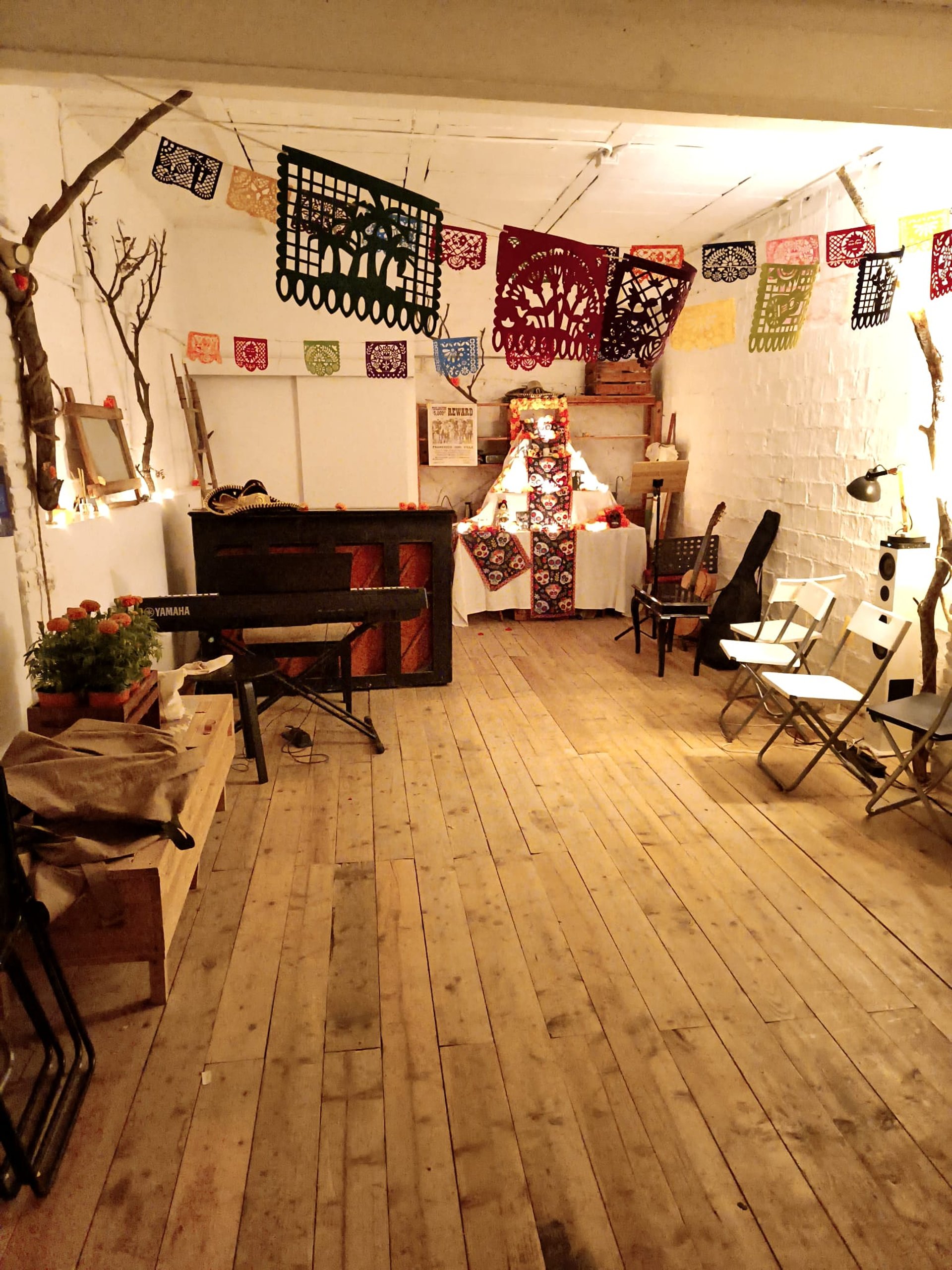 gray computer monitor