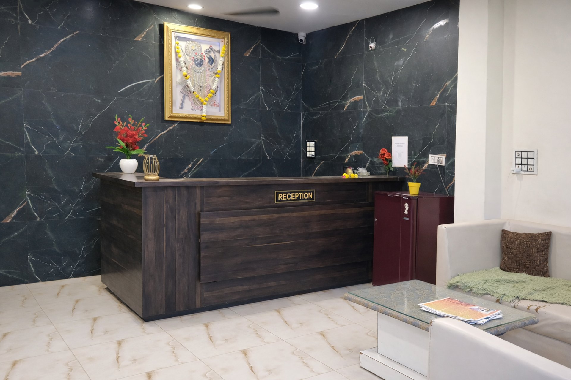 gray computer monitor