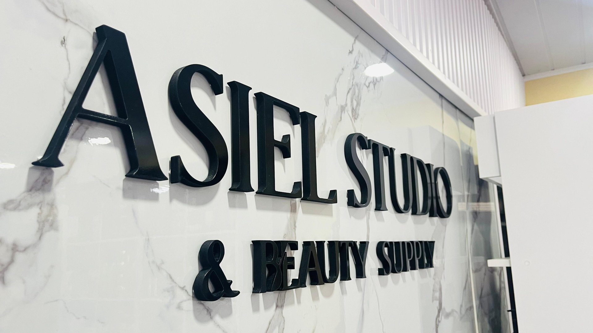 gray computer monitor