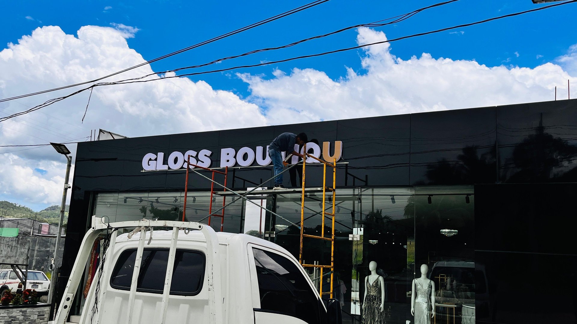 gray computer monitor