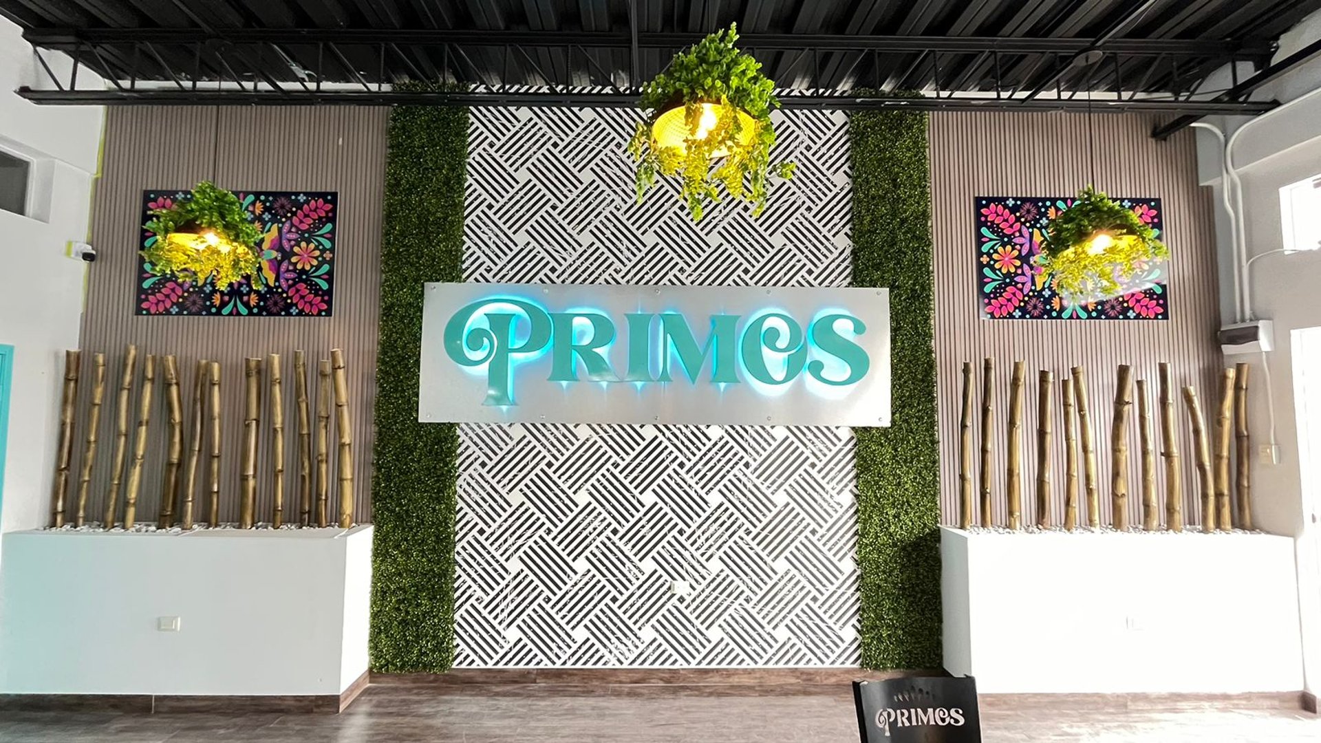 gray computer monitor