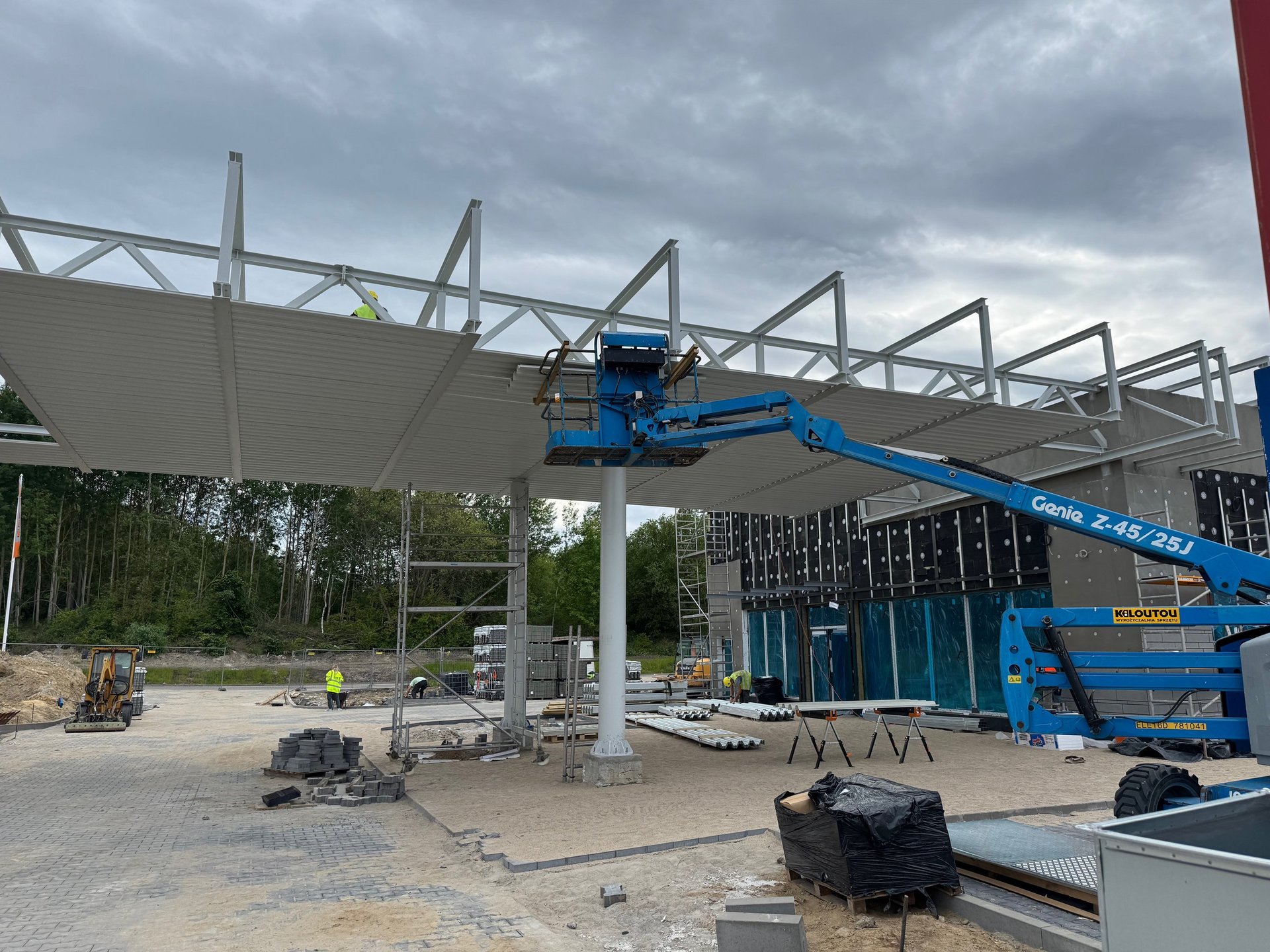 gray computer monitor