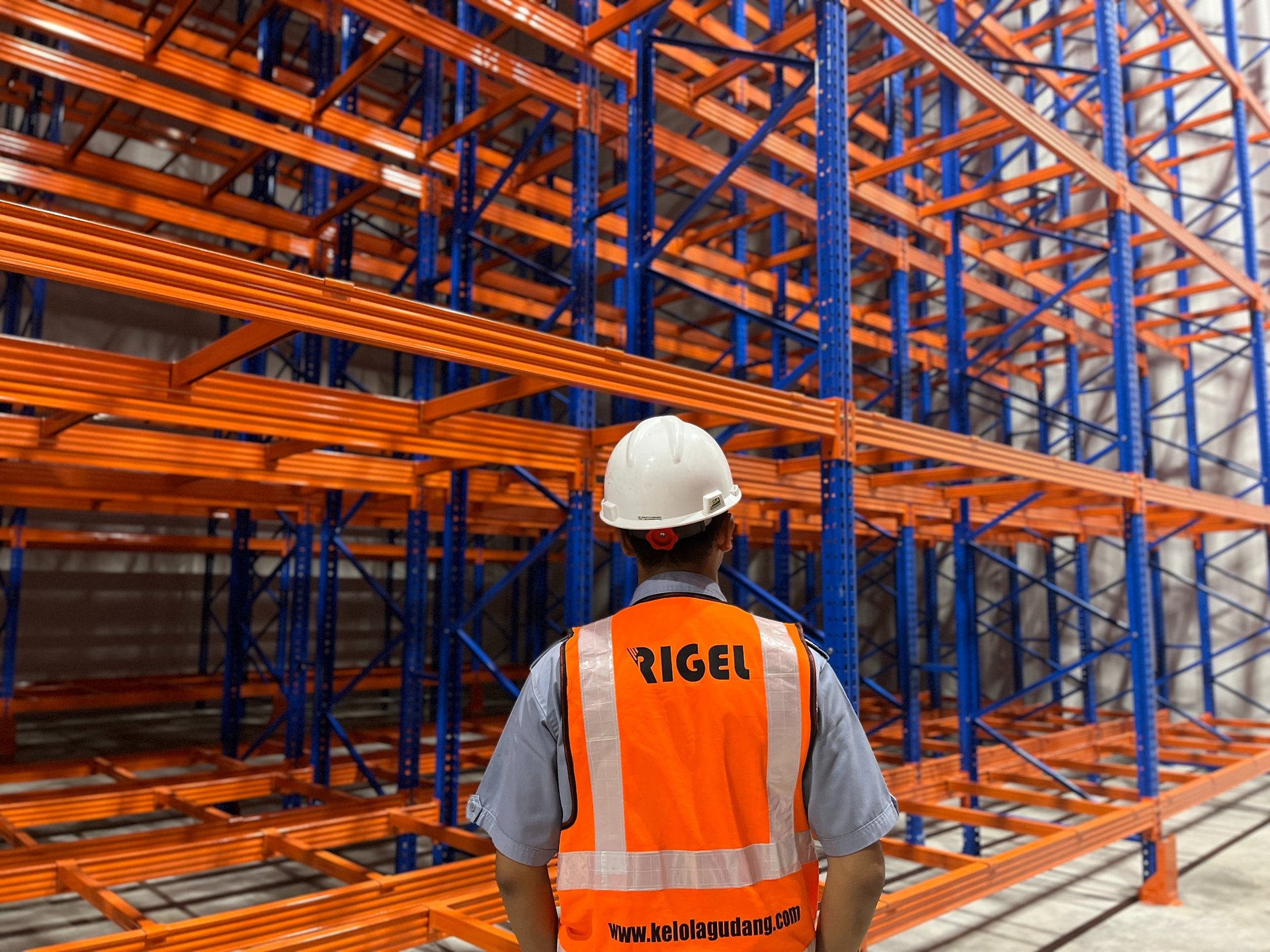 gray computer monitor