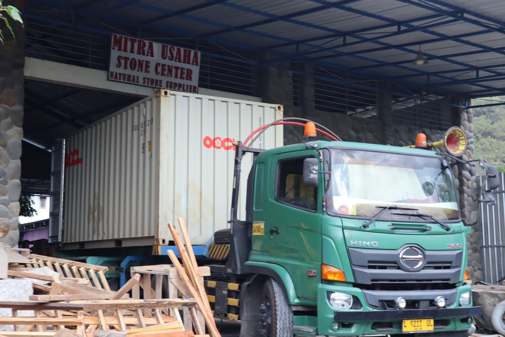 gray computer monitor