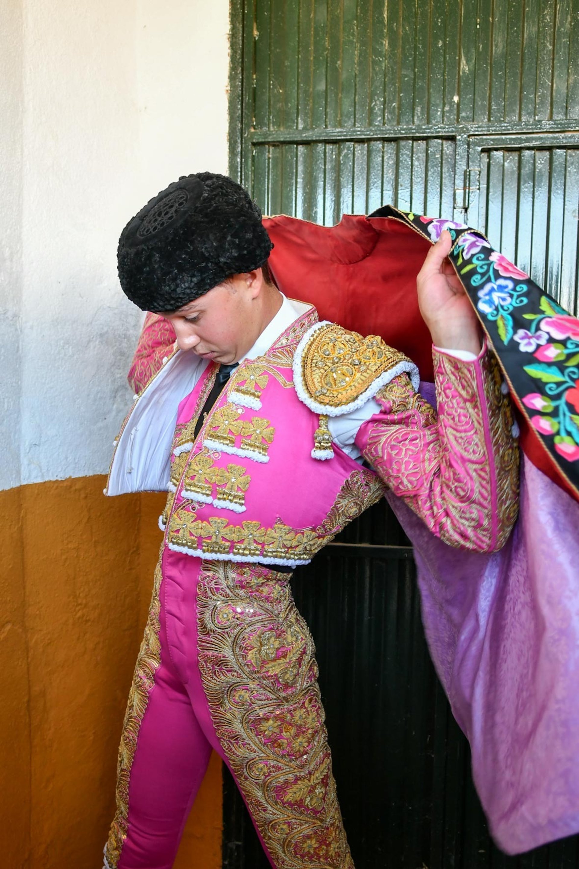 gray computer monitor