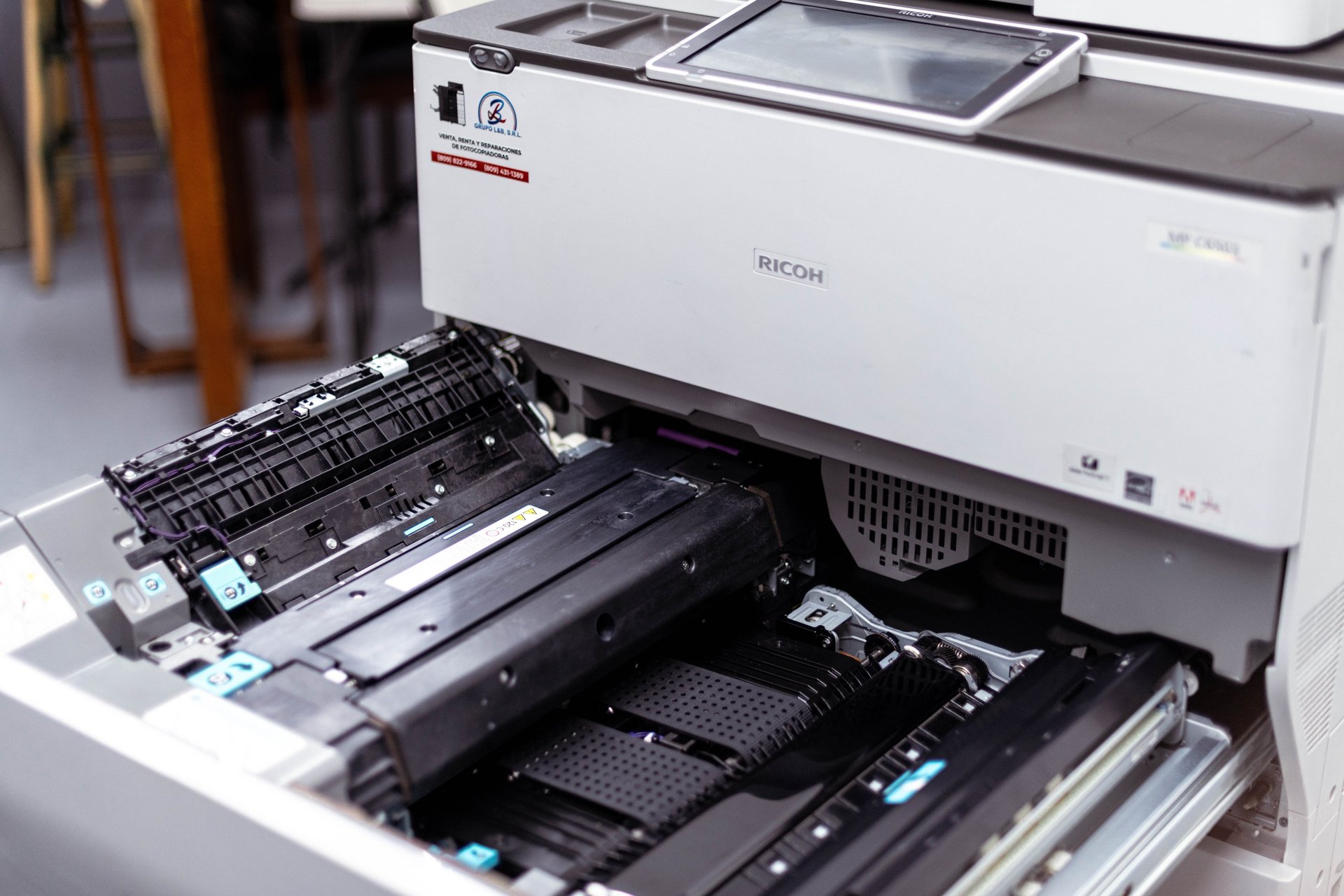 gray computer monitor