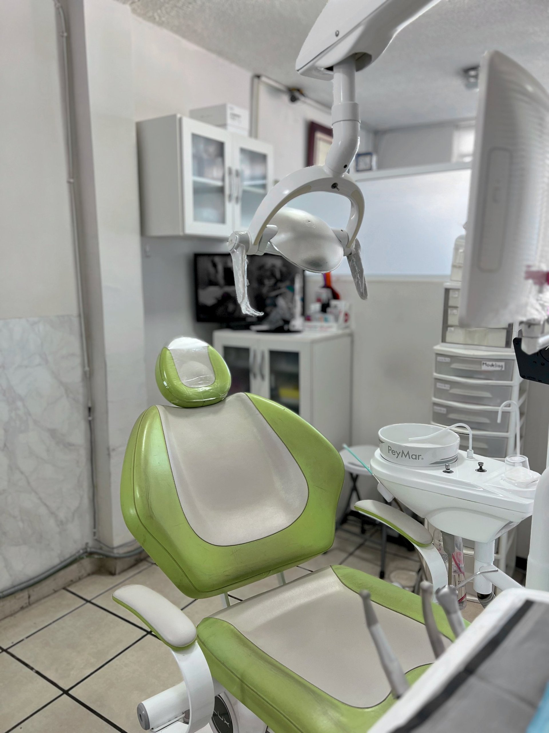 gray computer monitor