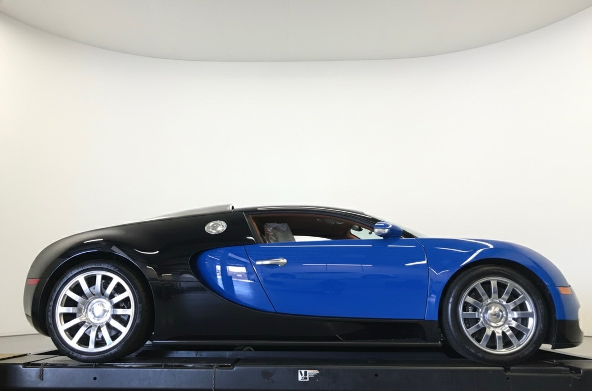 gray computer monitor