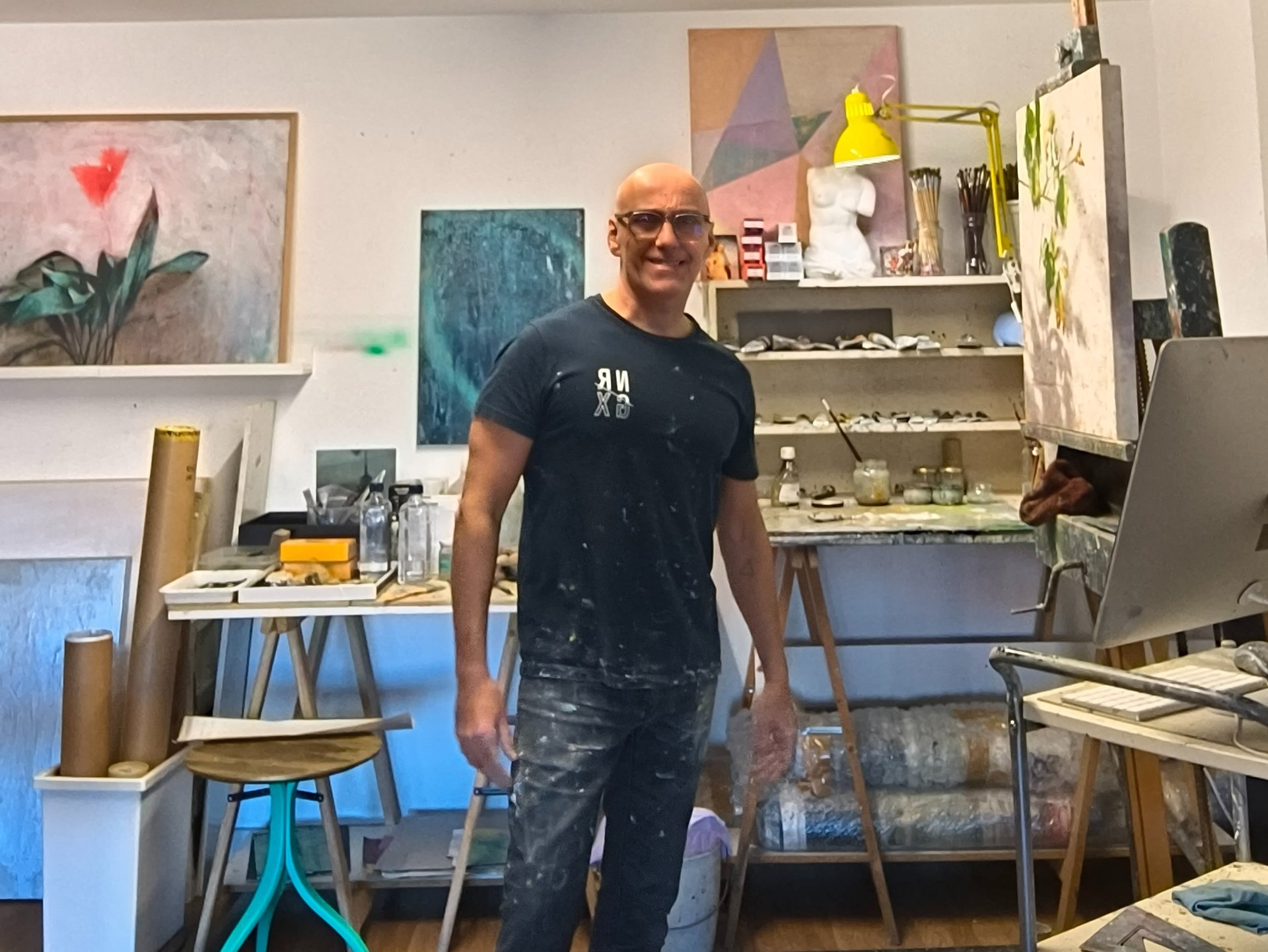 gray computer monitor