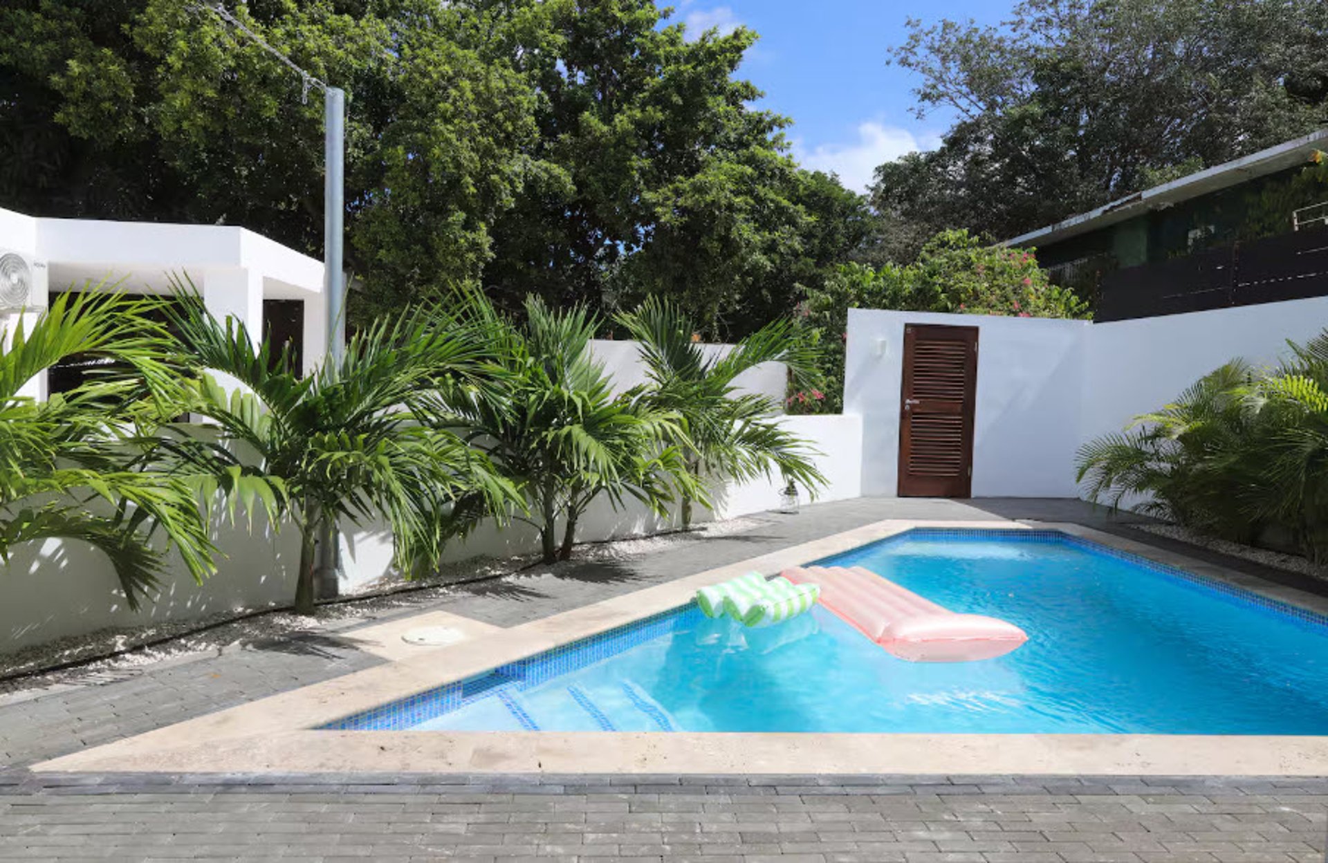 black and white bed linen