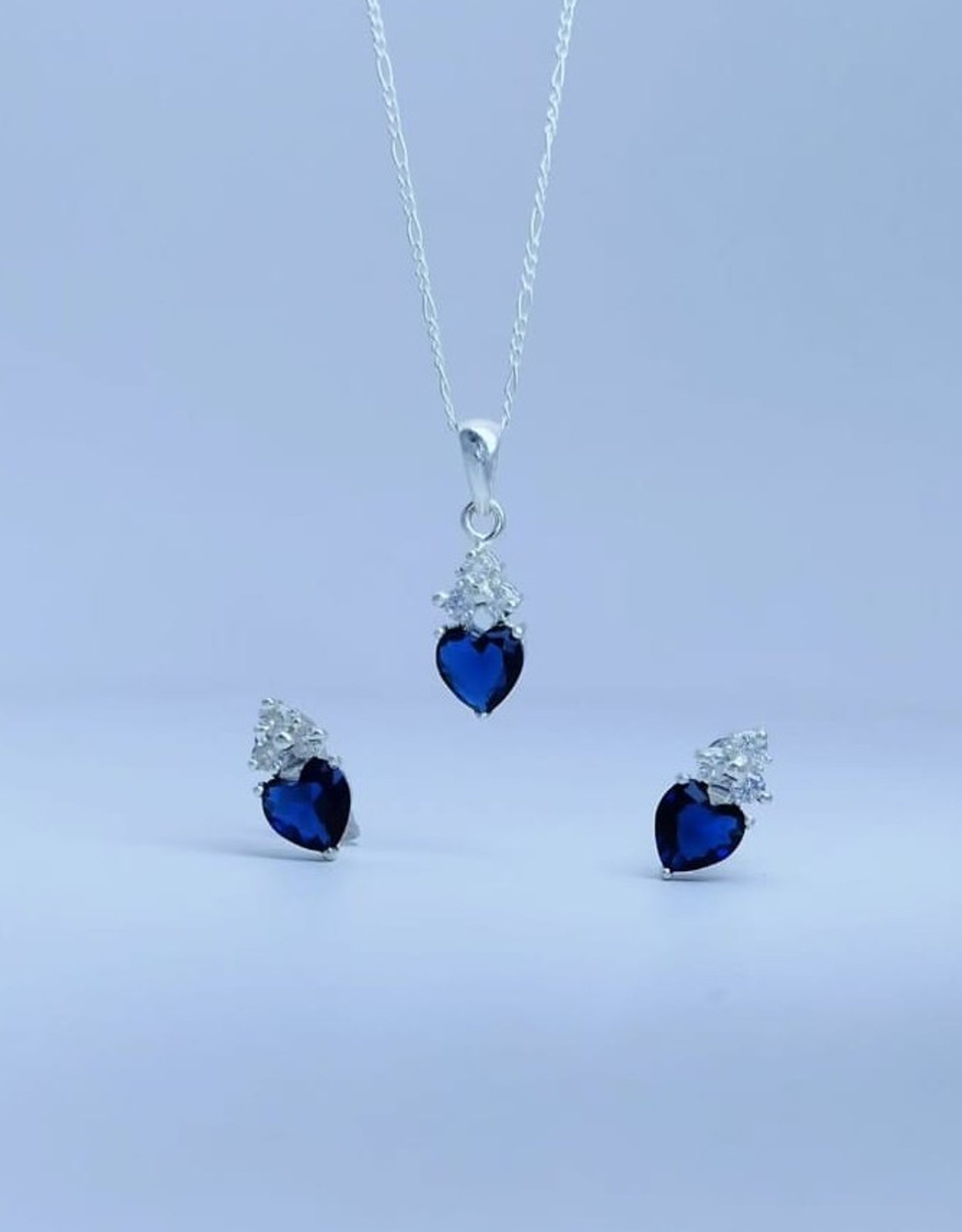 gray computer monitor