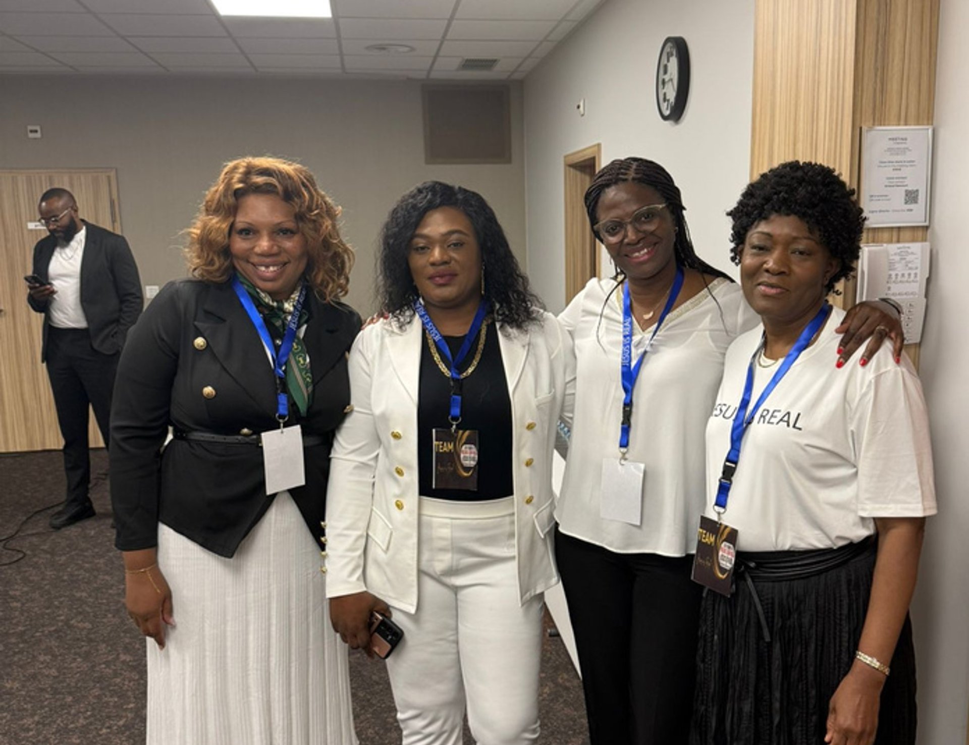 gray computer monitor