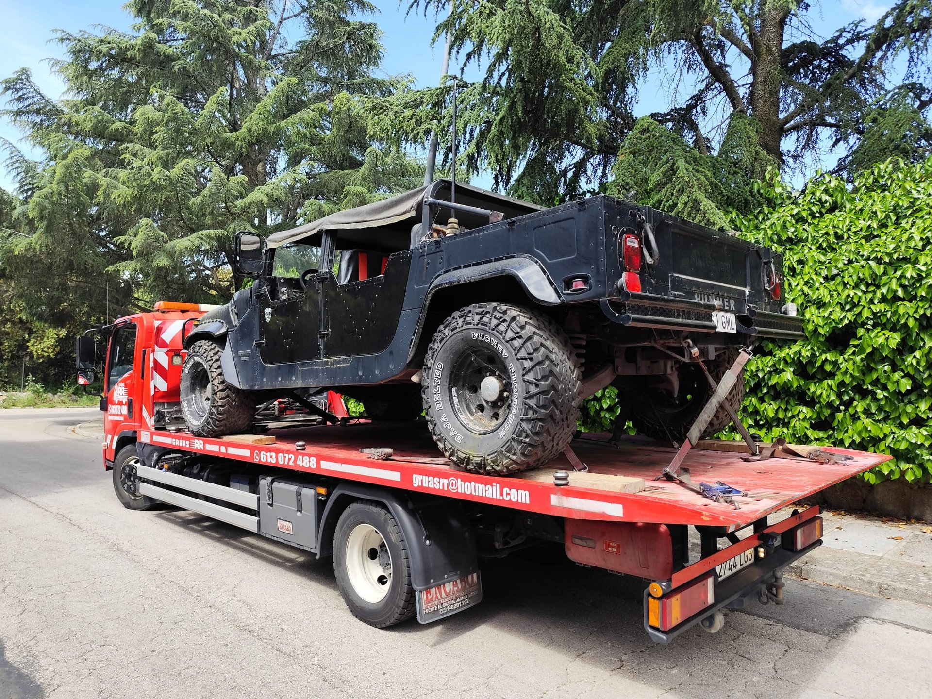 gray computer monitor