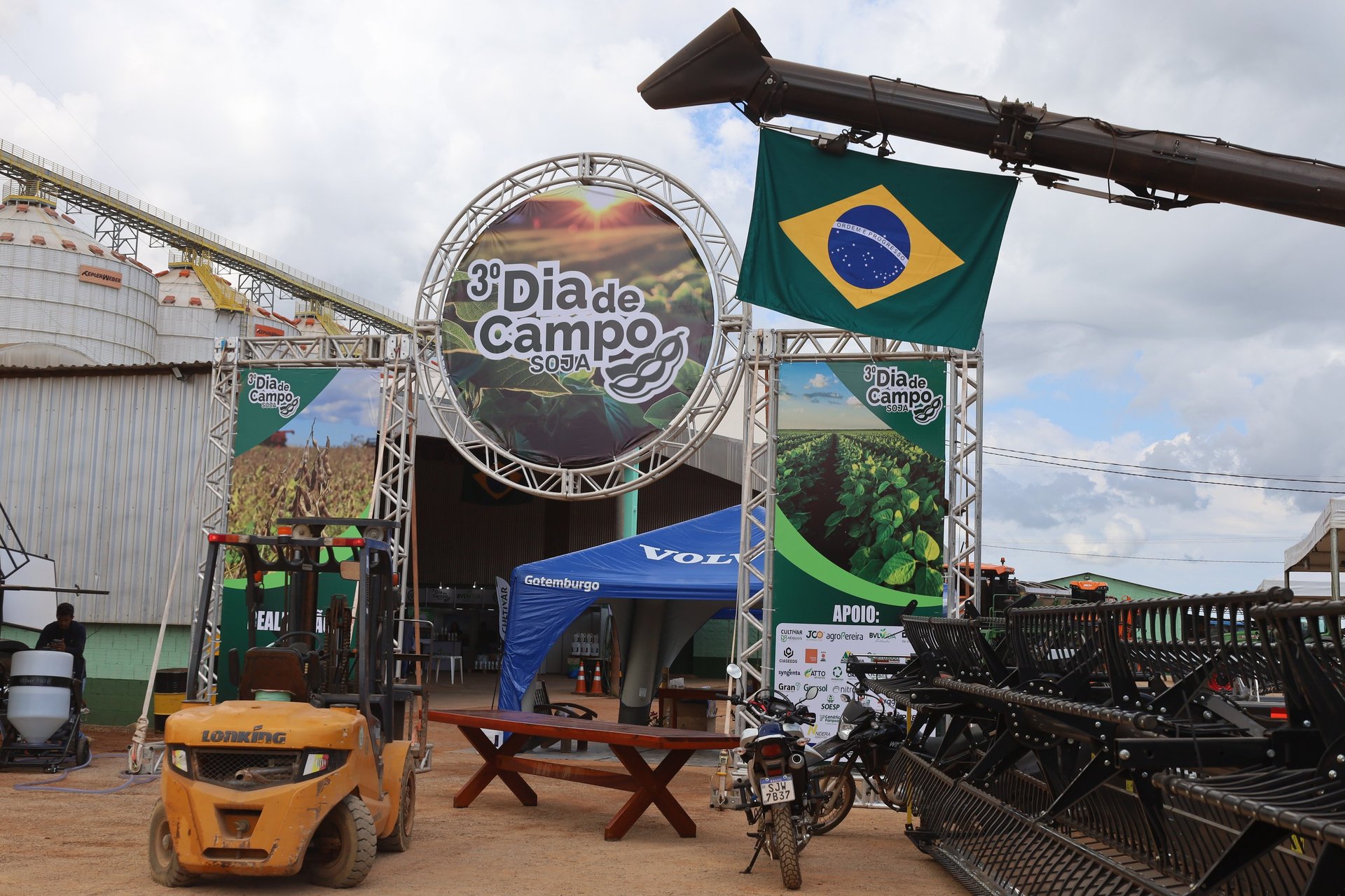 gray computer monitor