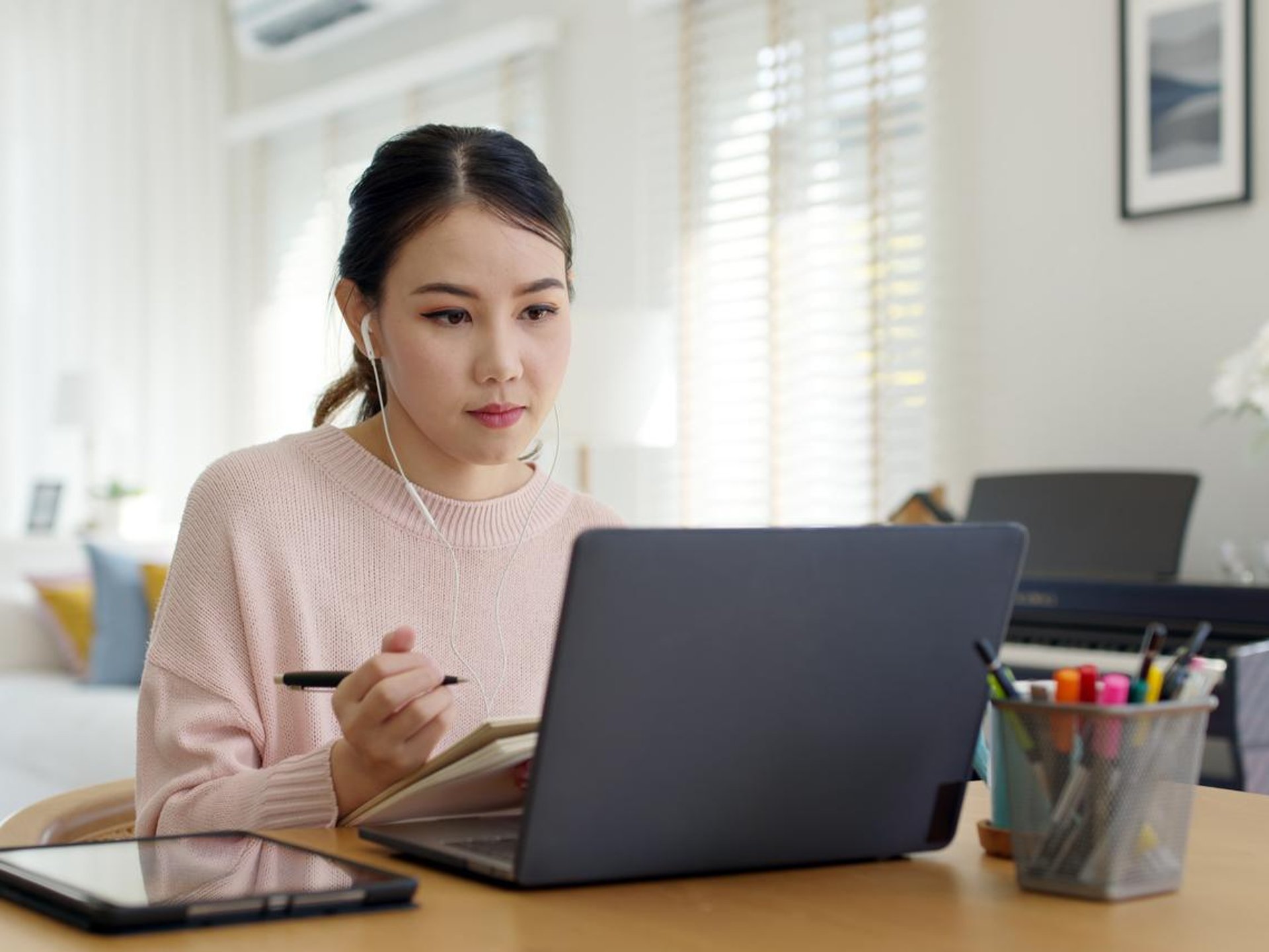 black and white bed linen
