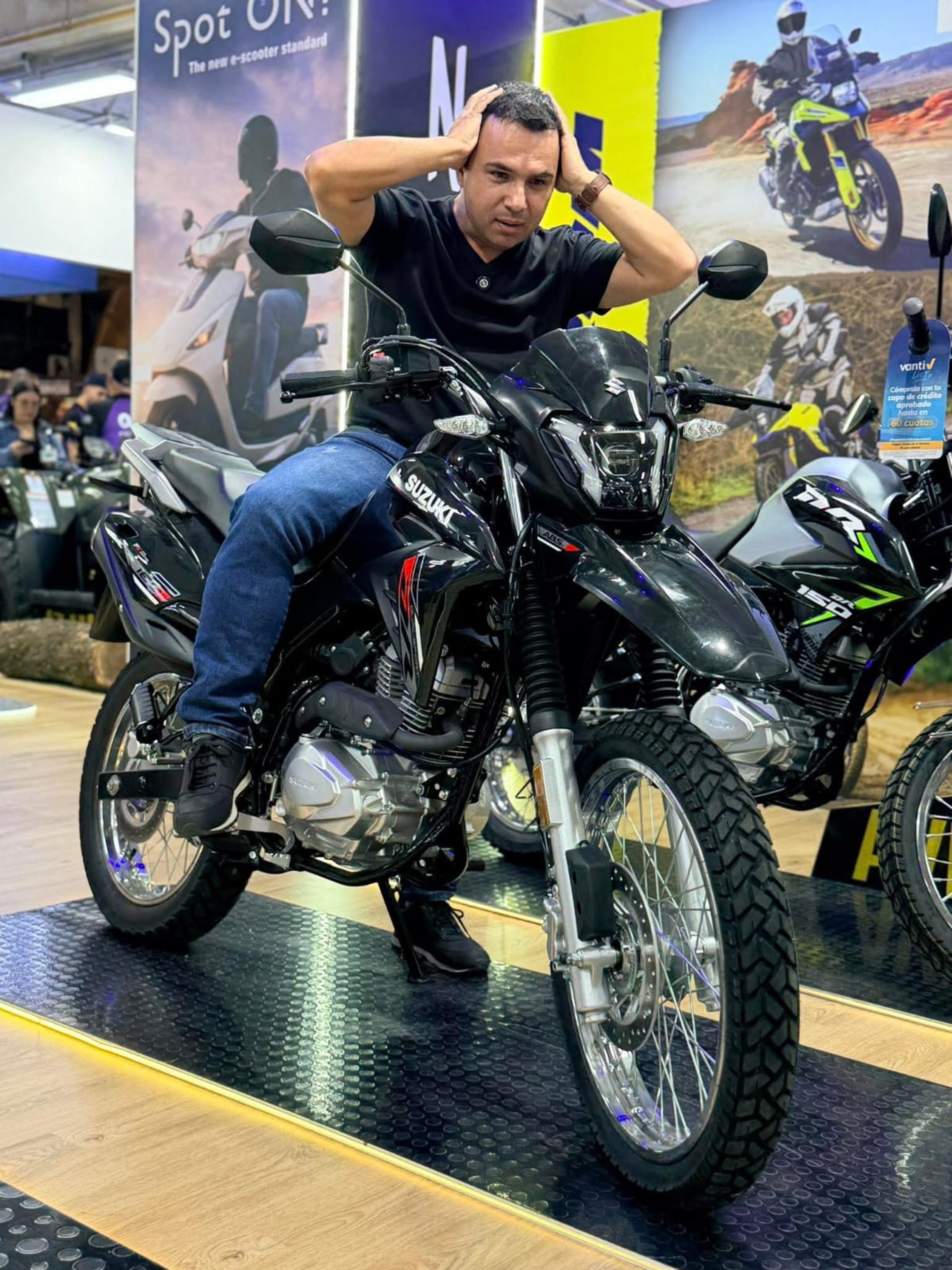 gray computer monitor