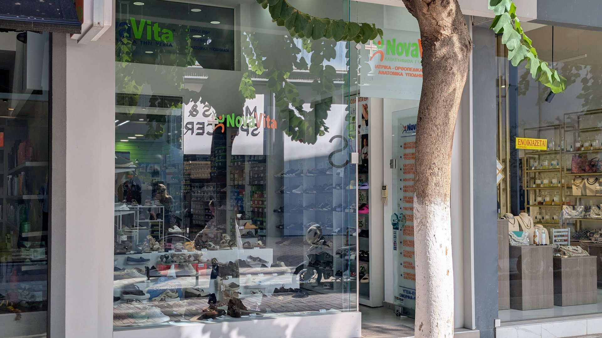 gray computer monitor