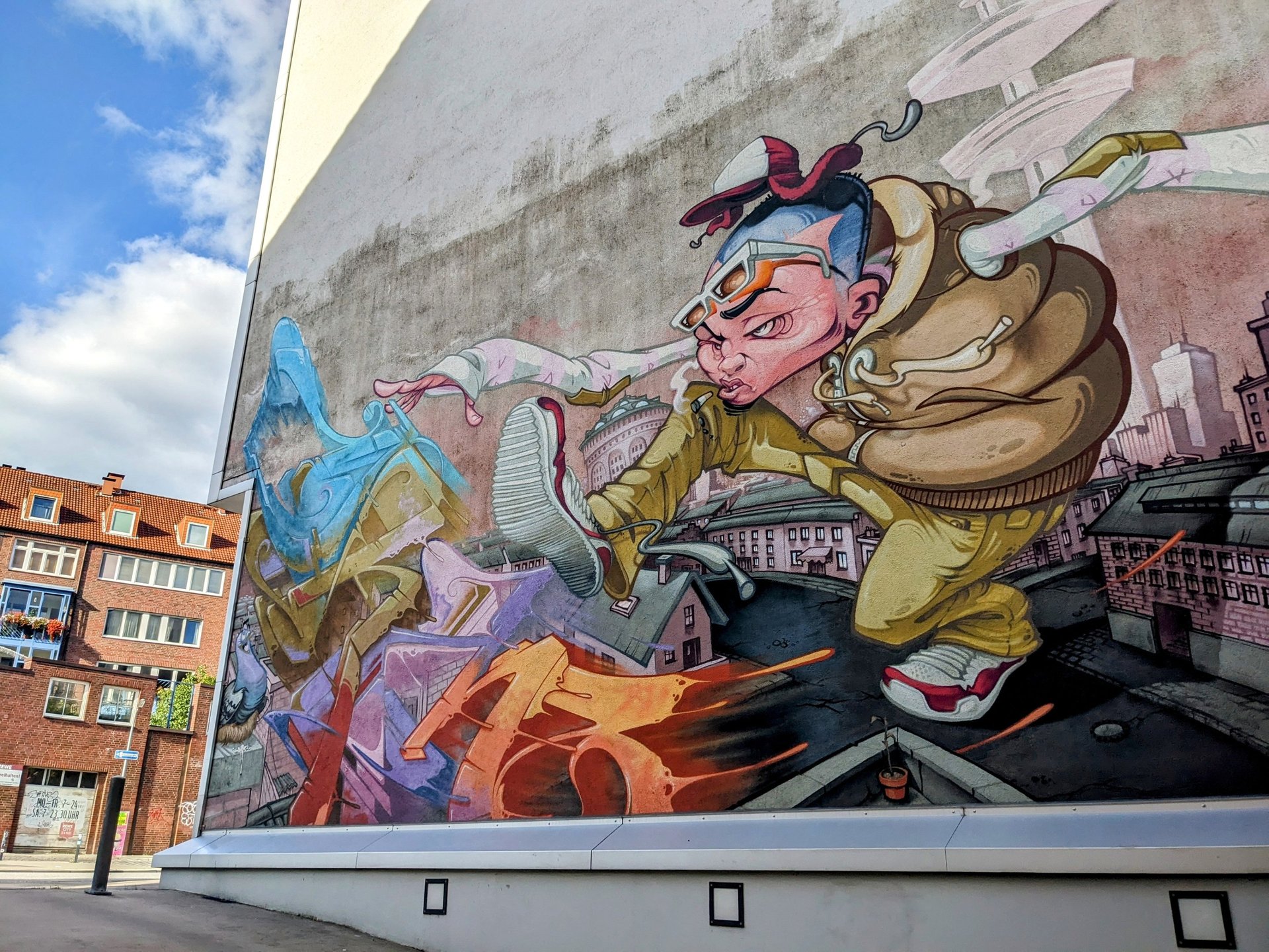 Street art mural of graffiti character in Hamburg / Street Art Wandbild mit Graffiti Figur in Hamburg