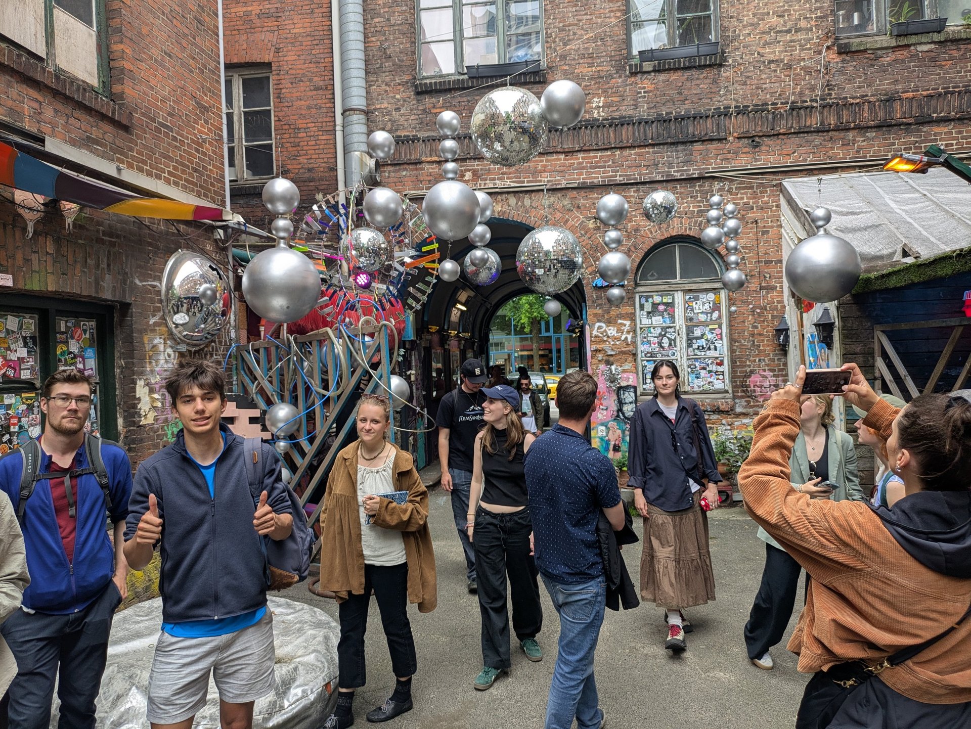 Street Art Tour im Gängeviertel Hamburg Hinterhof mit Besuchern und urbaner Kunst