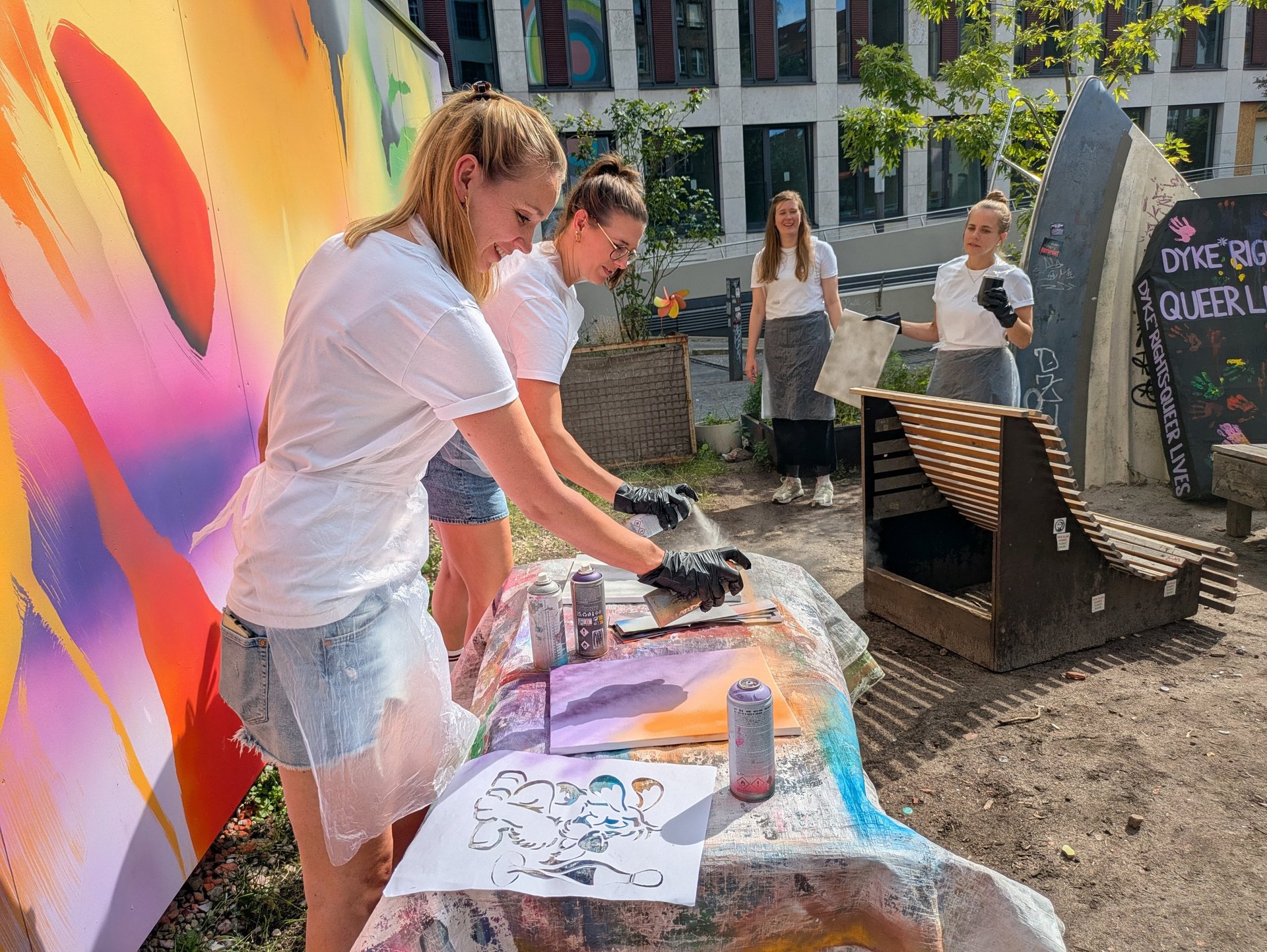 Graffiti workshop bachelorette group in Gängeviertel Hamburg creating street art / JGA Graffiti Workshop Hamburg