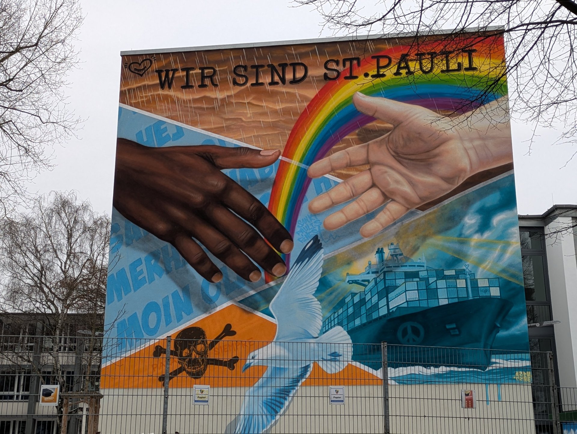 St. Pauli mural in Hamburg with rainbow and hands, “Wir sind St. Pauli”, Street Art und soziales Statement