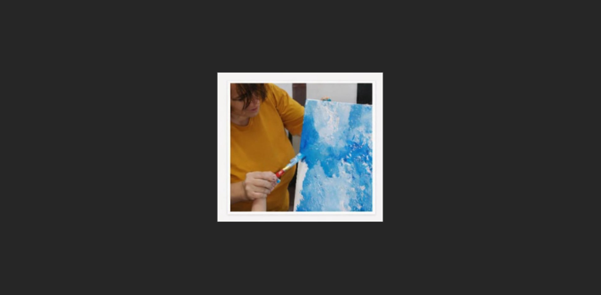 Mão guiando mão gesto de cuidado e criação compartilhada na pintura