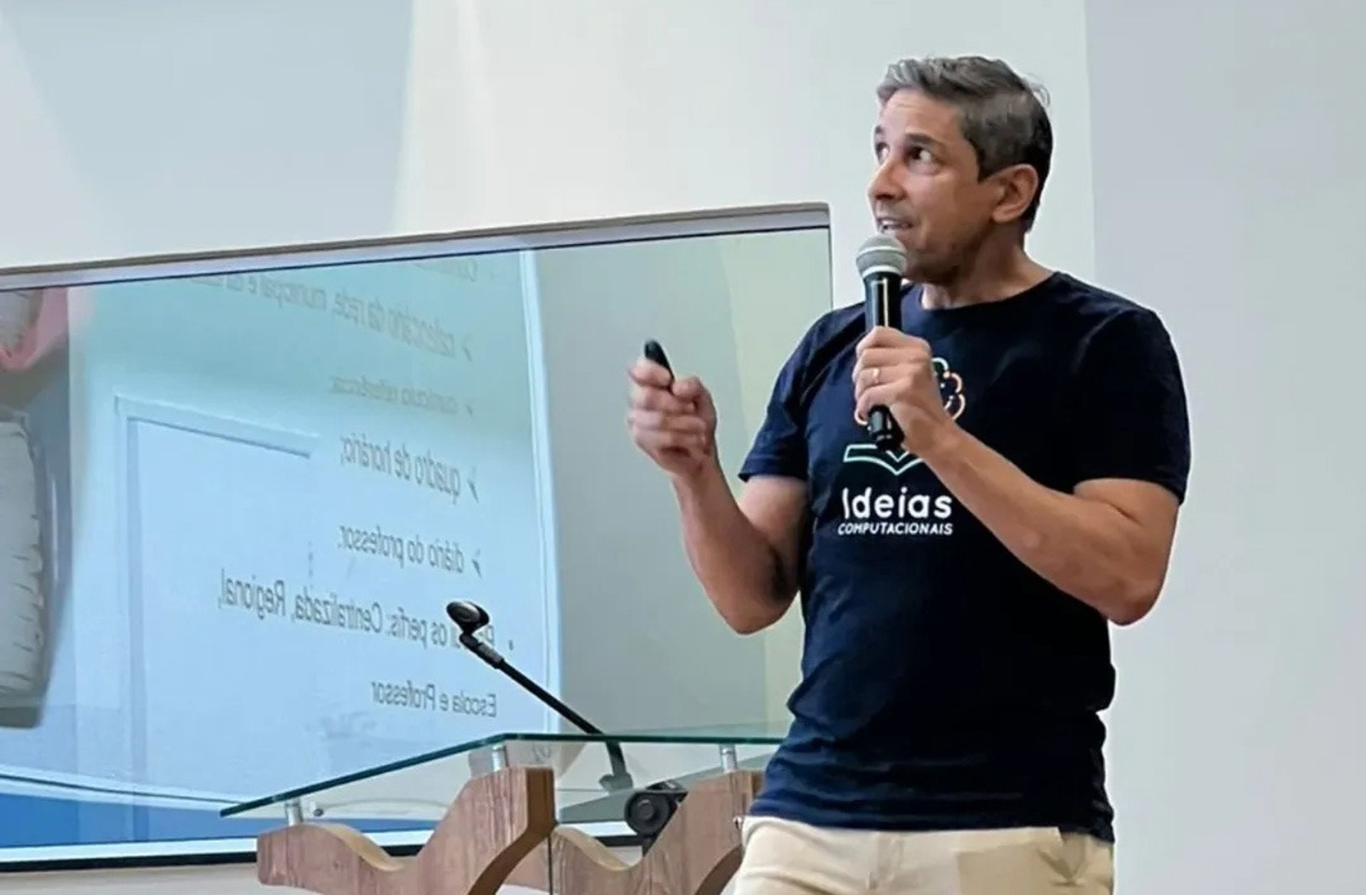 gray computer monitor