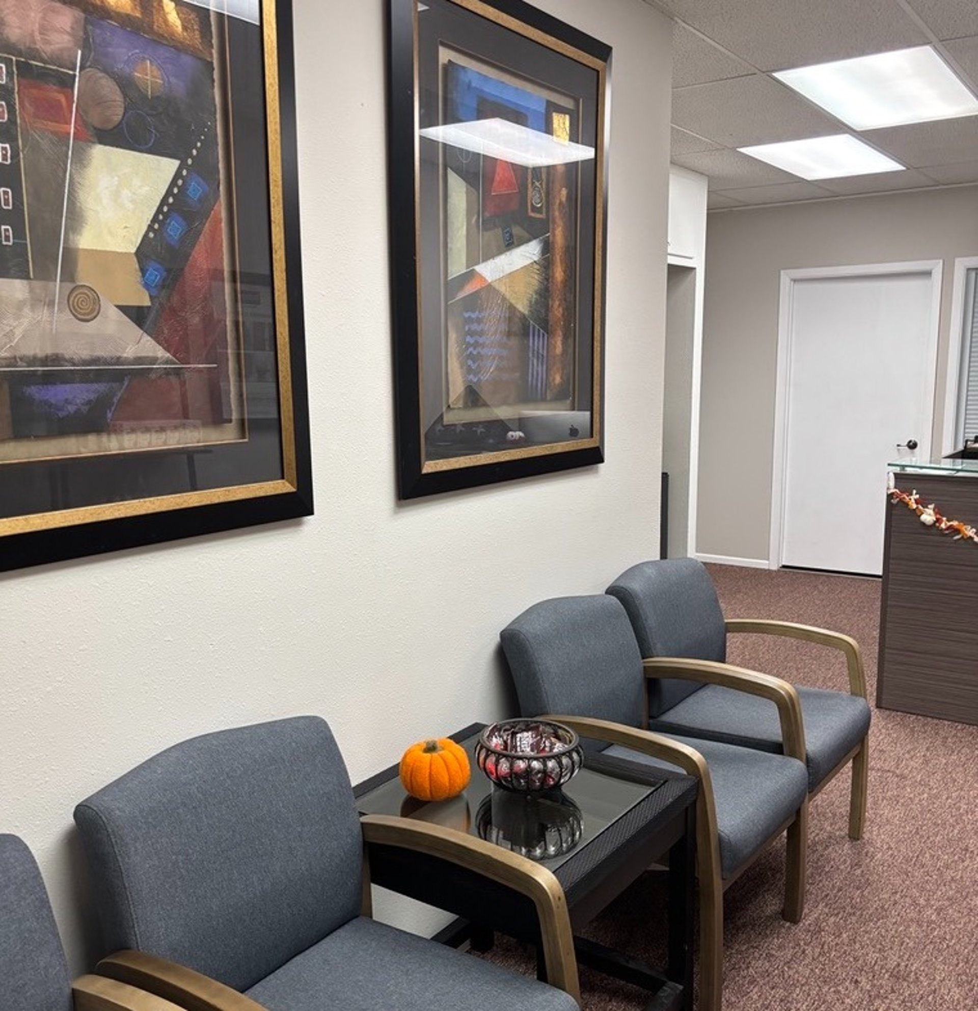 gray computer monitor