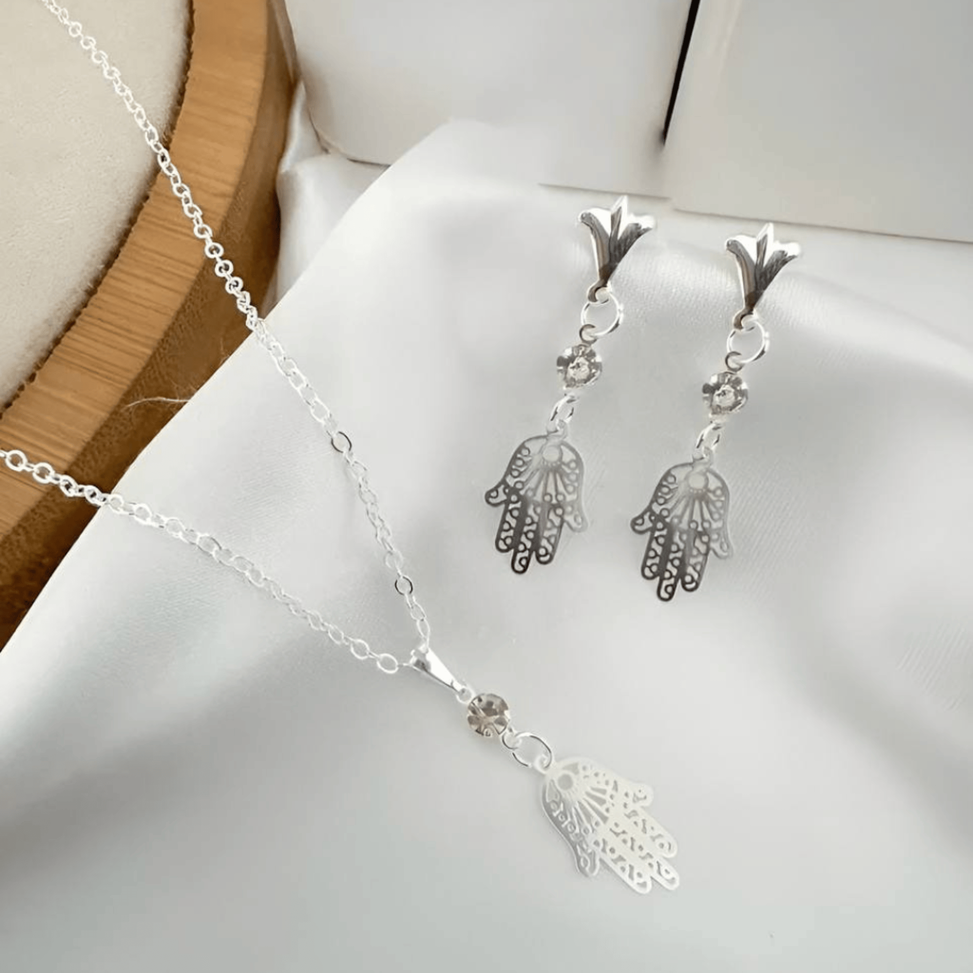 black and white bed linen