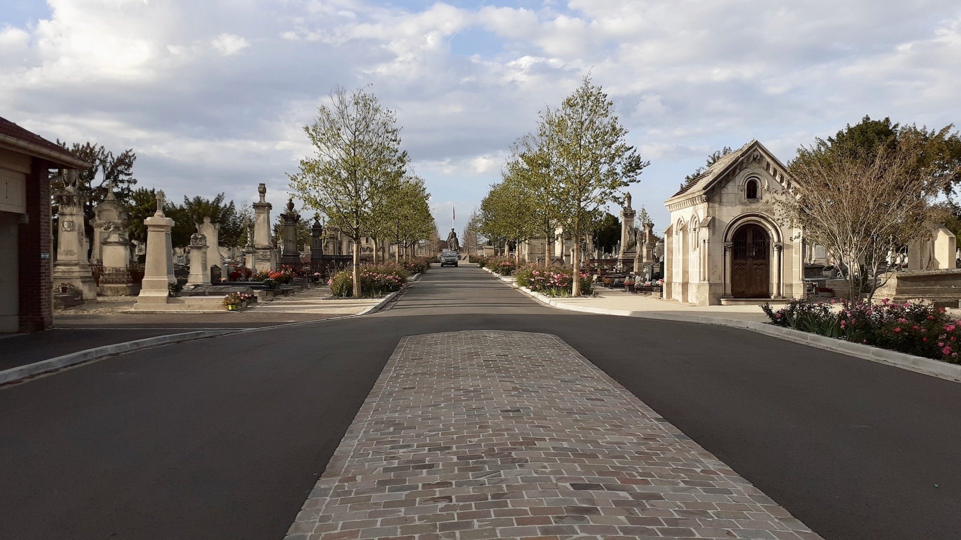 black and brown leather padded tub sofa
