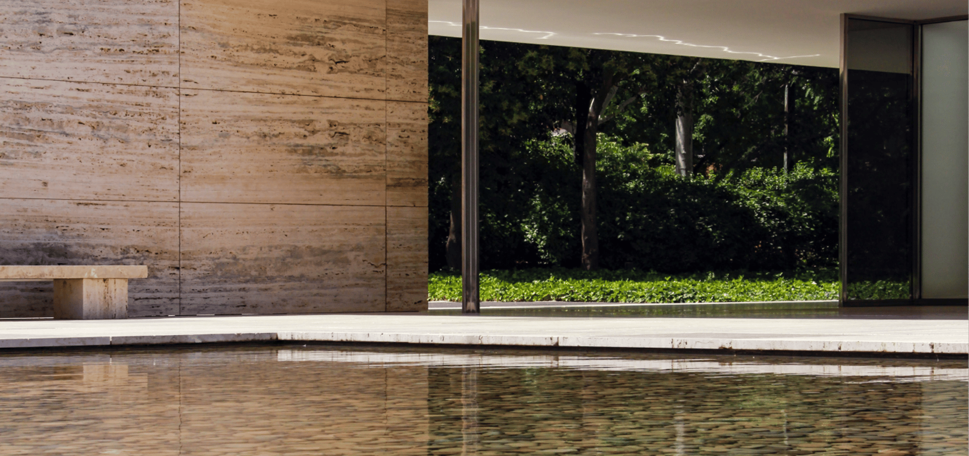 Piscine contemporaine fond noir maison saint tropez