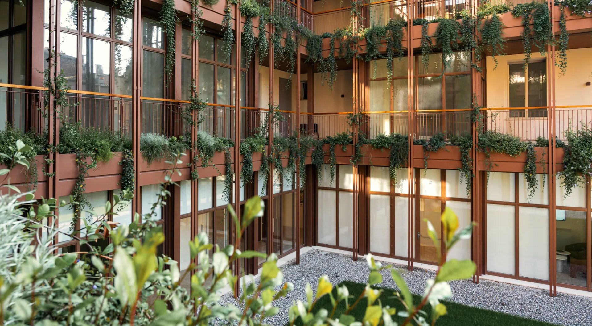 Dettaglio dei giardini pensili sulla facciata di Palazzo CorteVerdi a Cremona, Stefano Boeri Architetti.