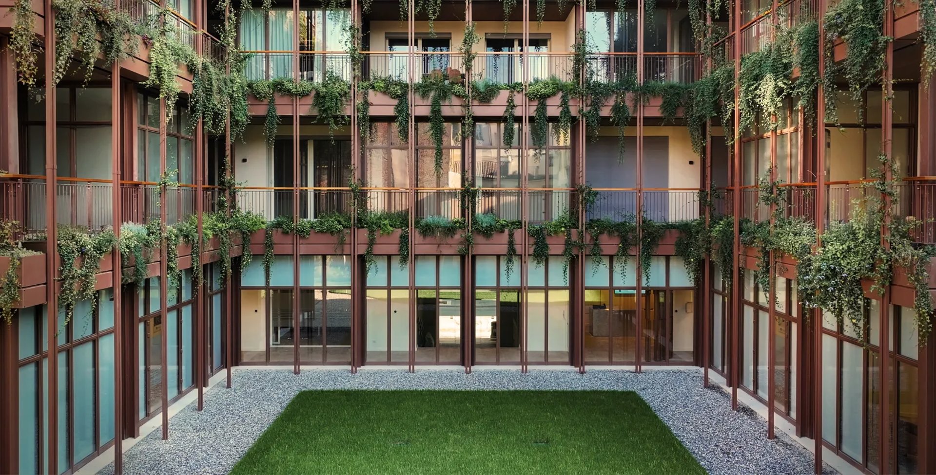 Corte interna di Palazzo CorteVerdi a Cremona: il giardino segreto con verde verticale progettato da AG&P e Stefano Boeri.