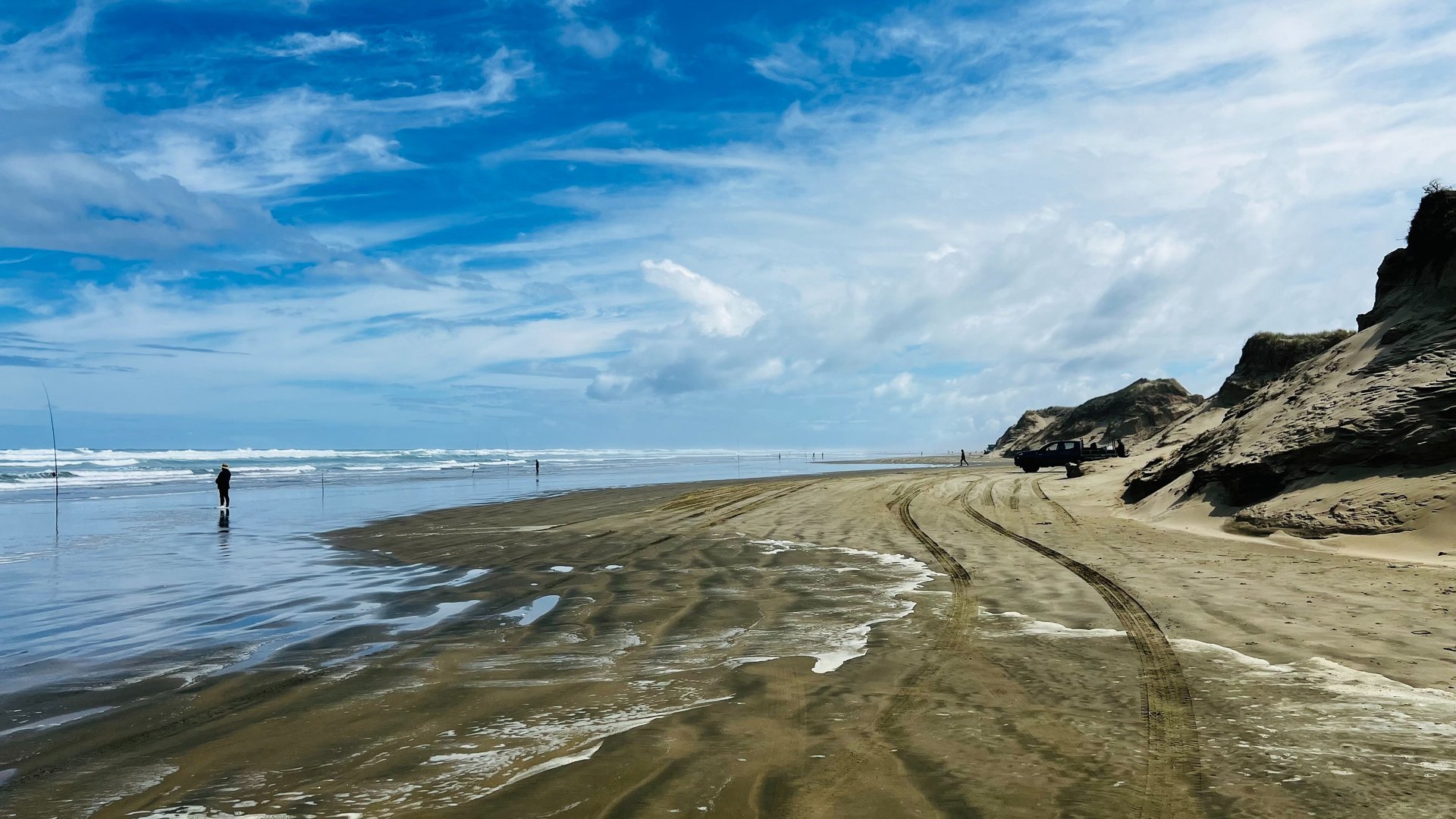 gray computer monitor