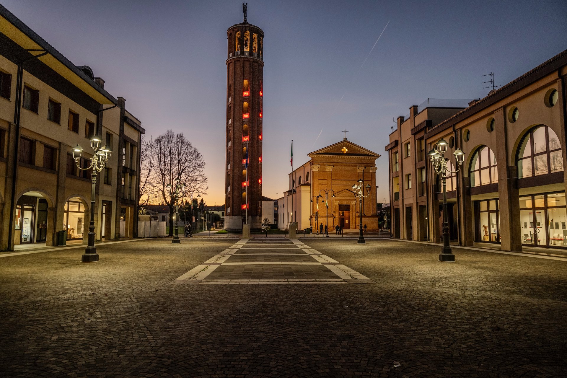 gray computer monitor