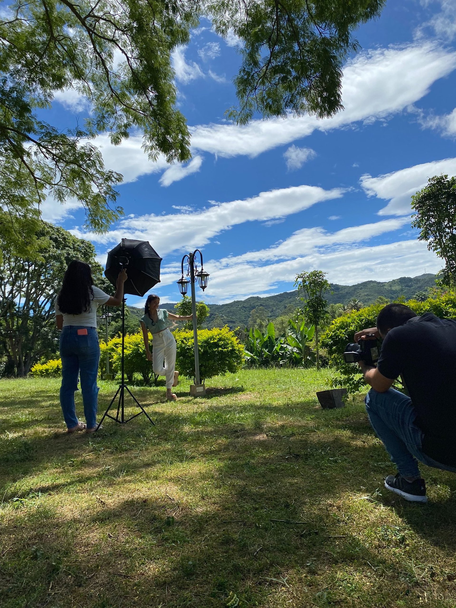 gray computer monitor