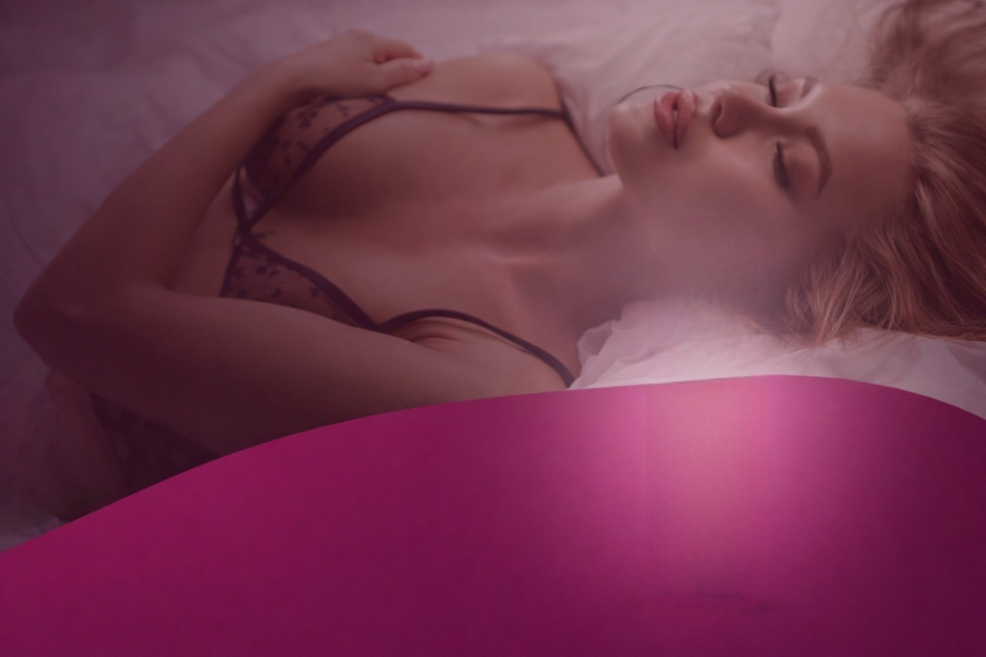 black and white bed linen