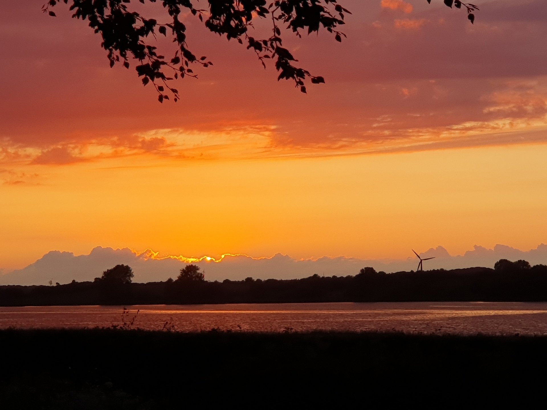gray computer monitor