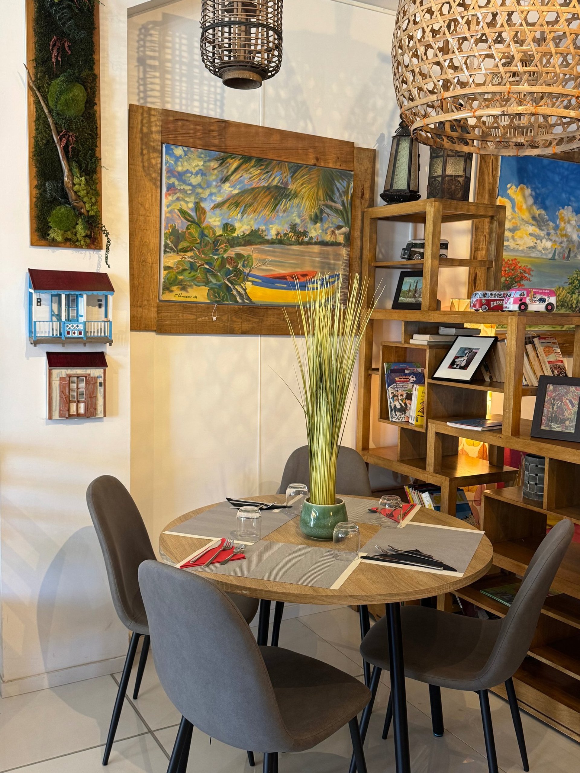 gray computer monitor