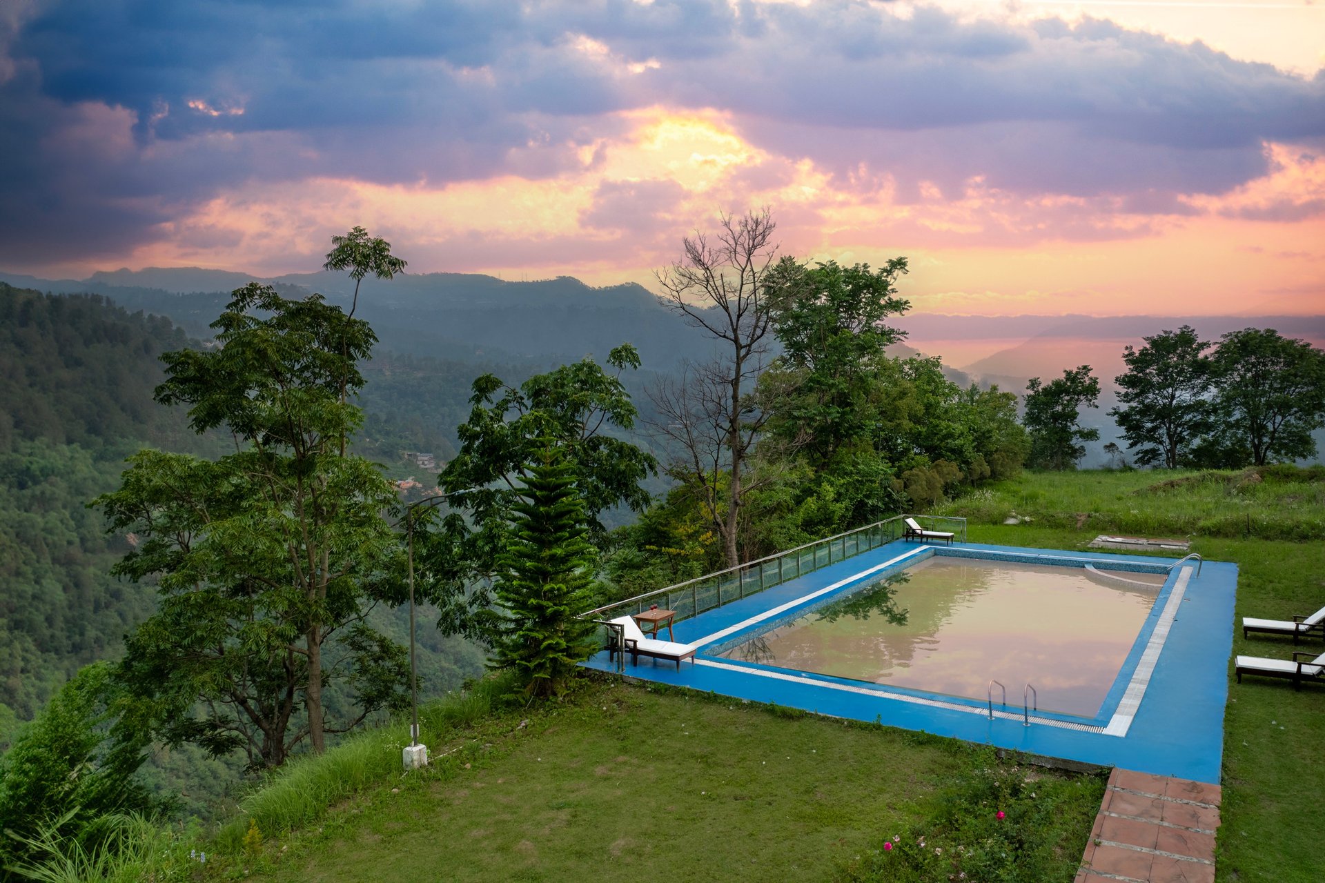 gray computer monitor