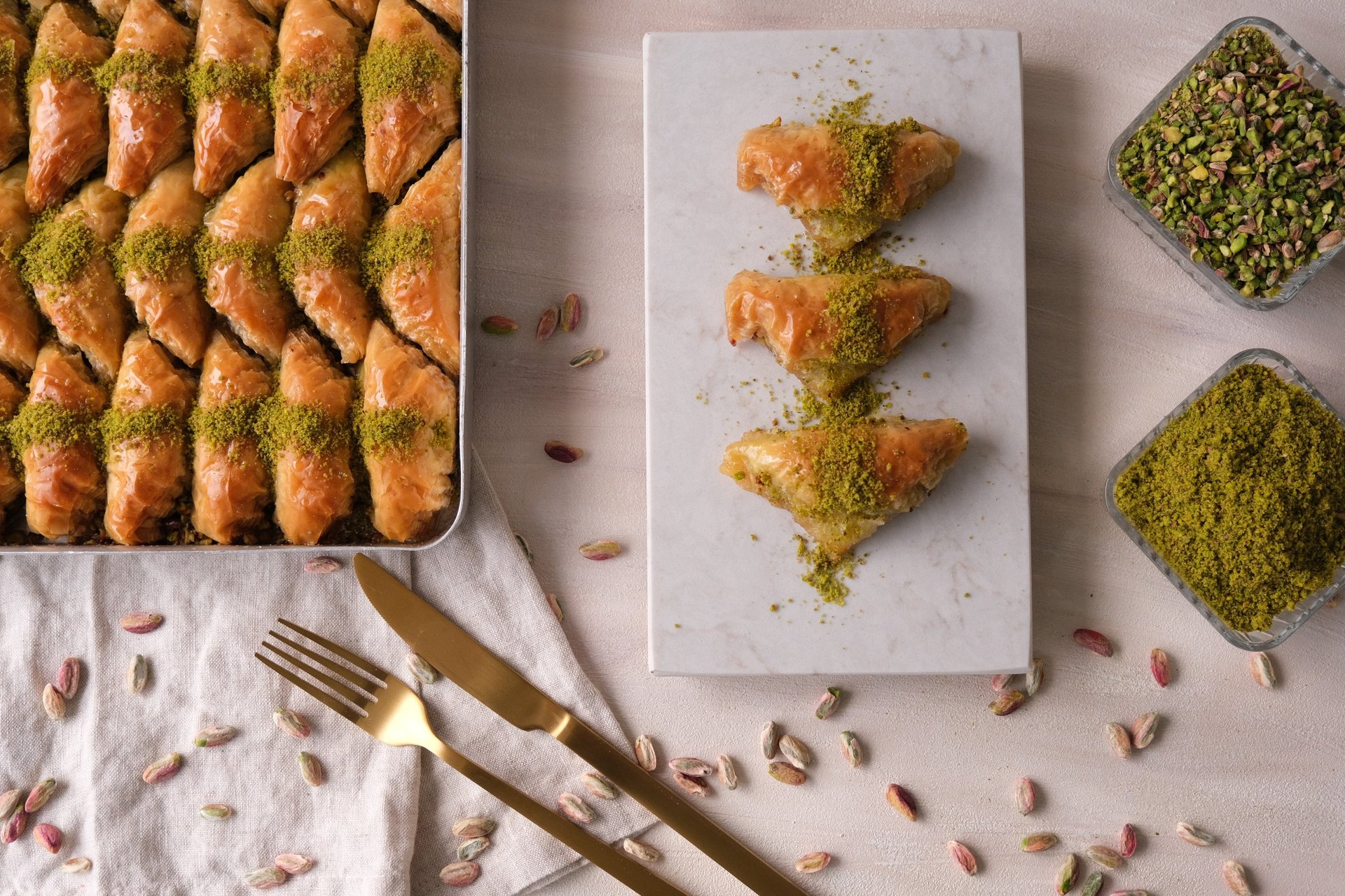 gray computer monitor