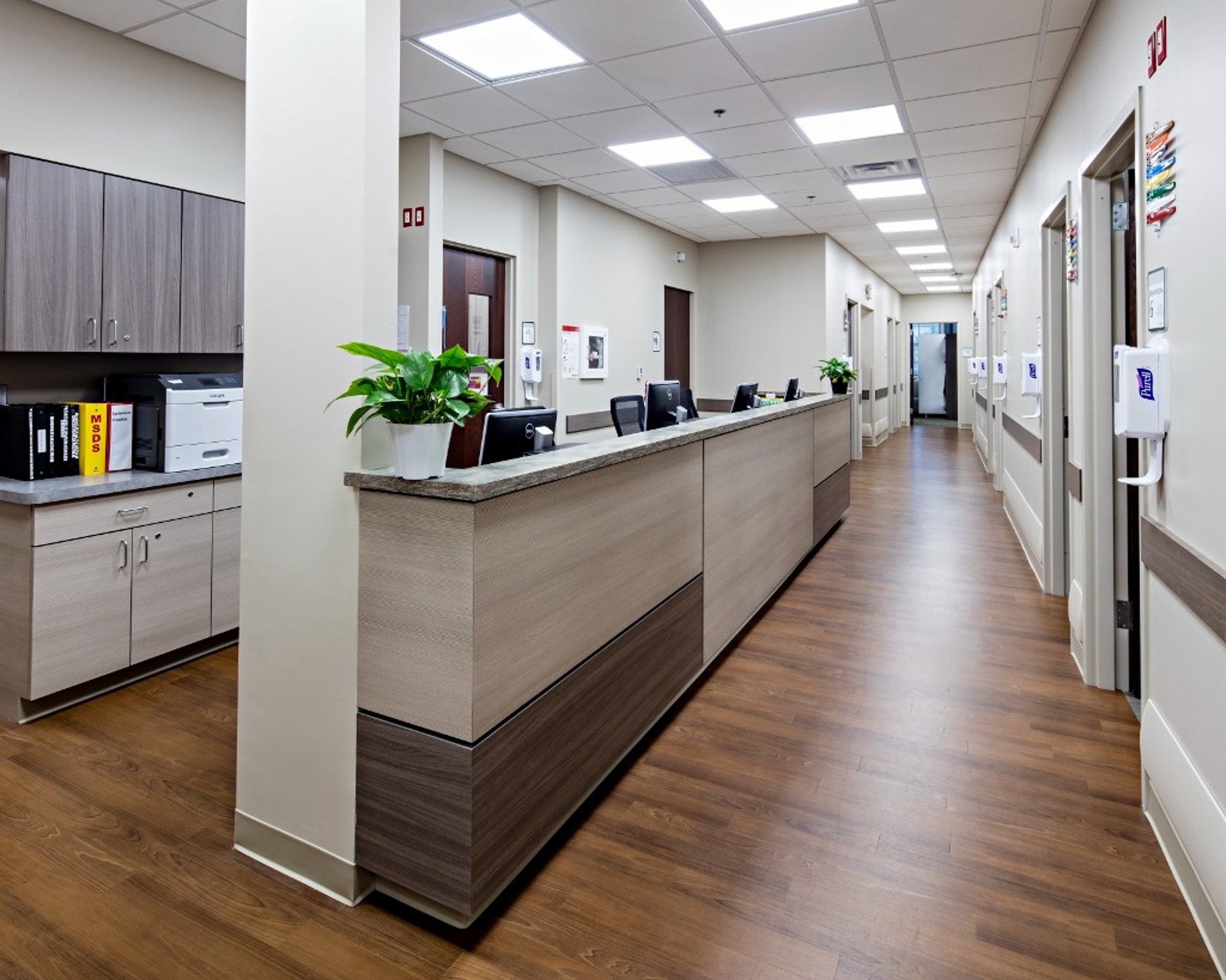 gray computer monitor