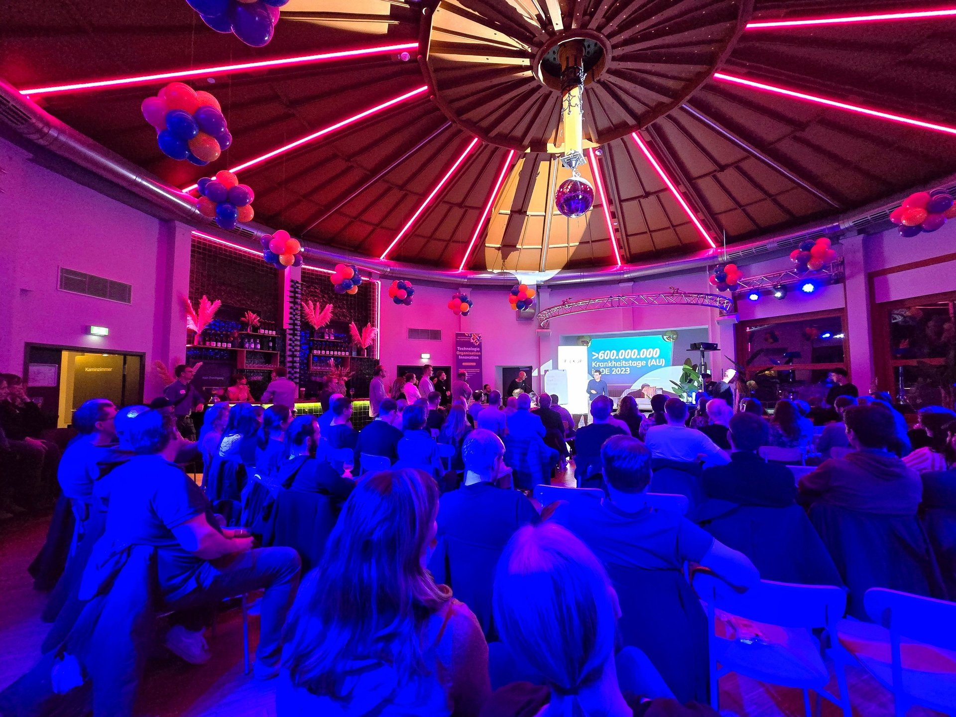 gray computer monitor