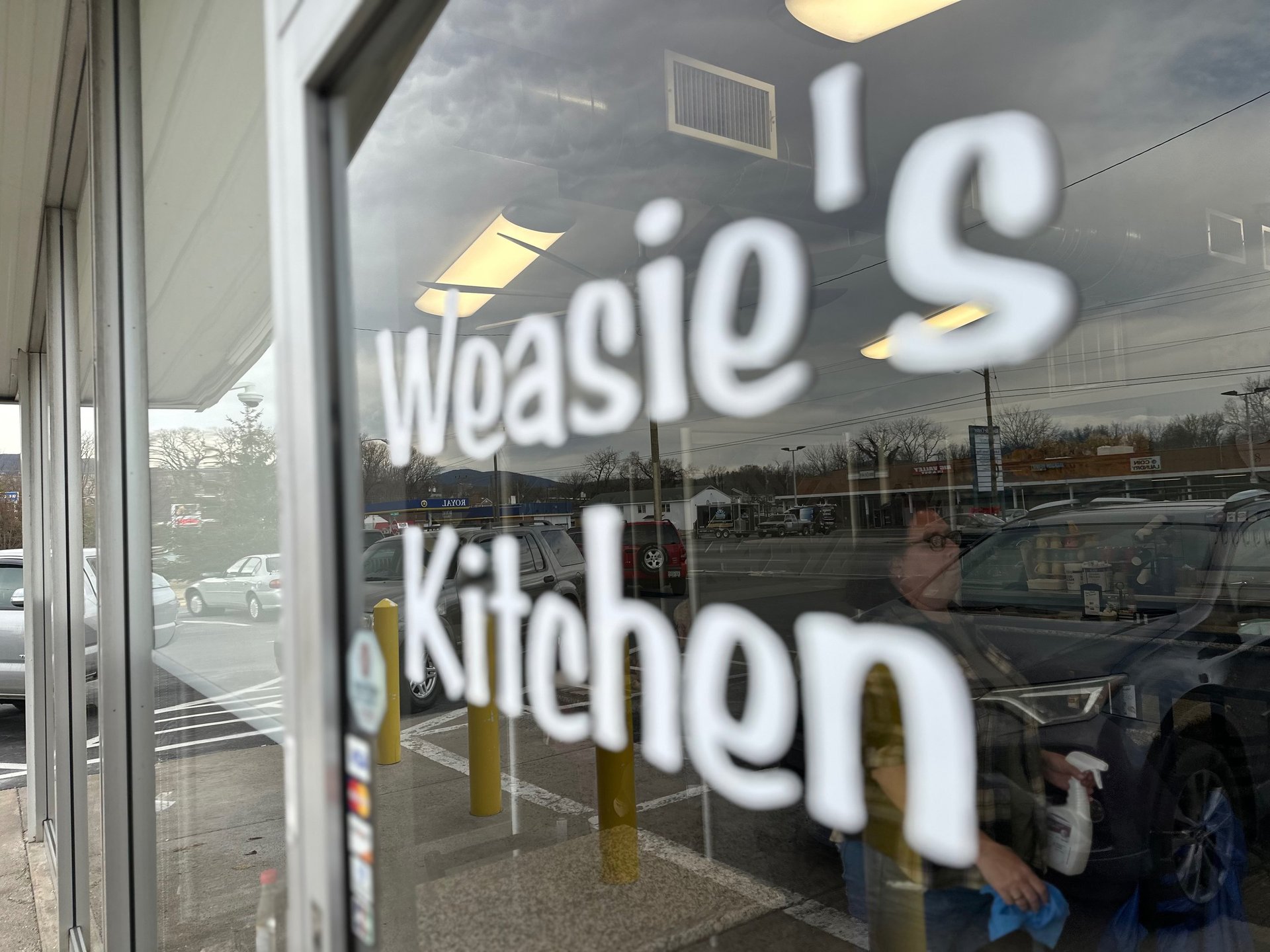 gray computer monitor