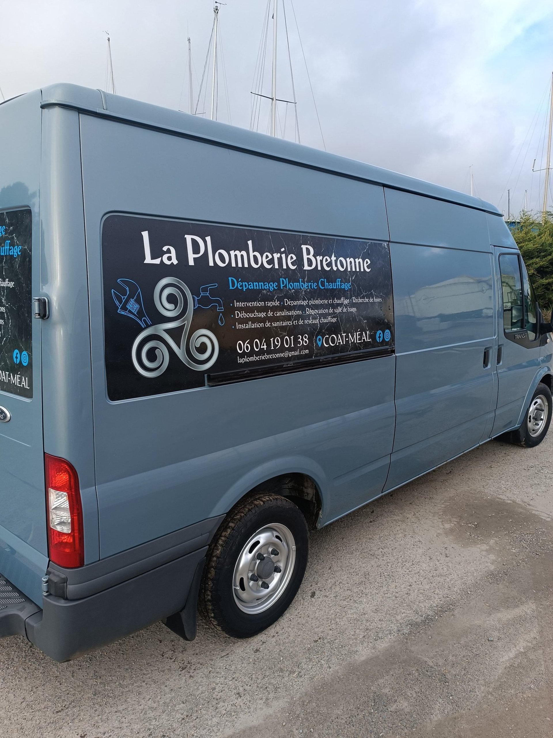 black and brown leather padded tub sofa