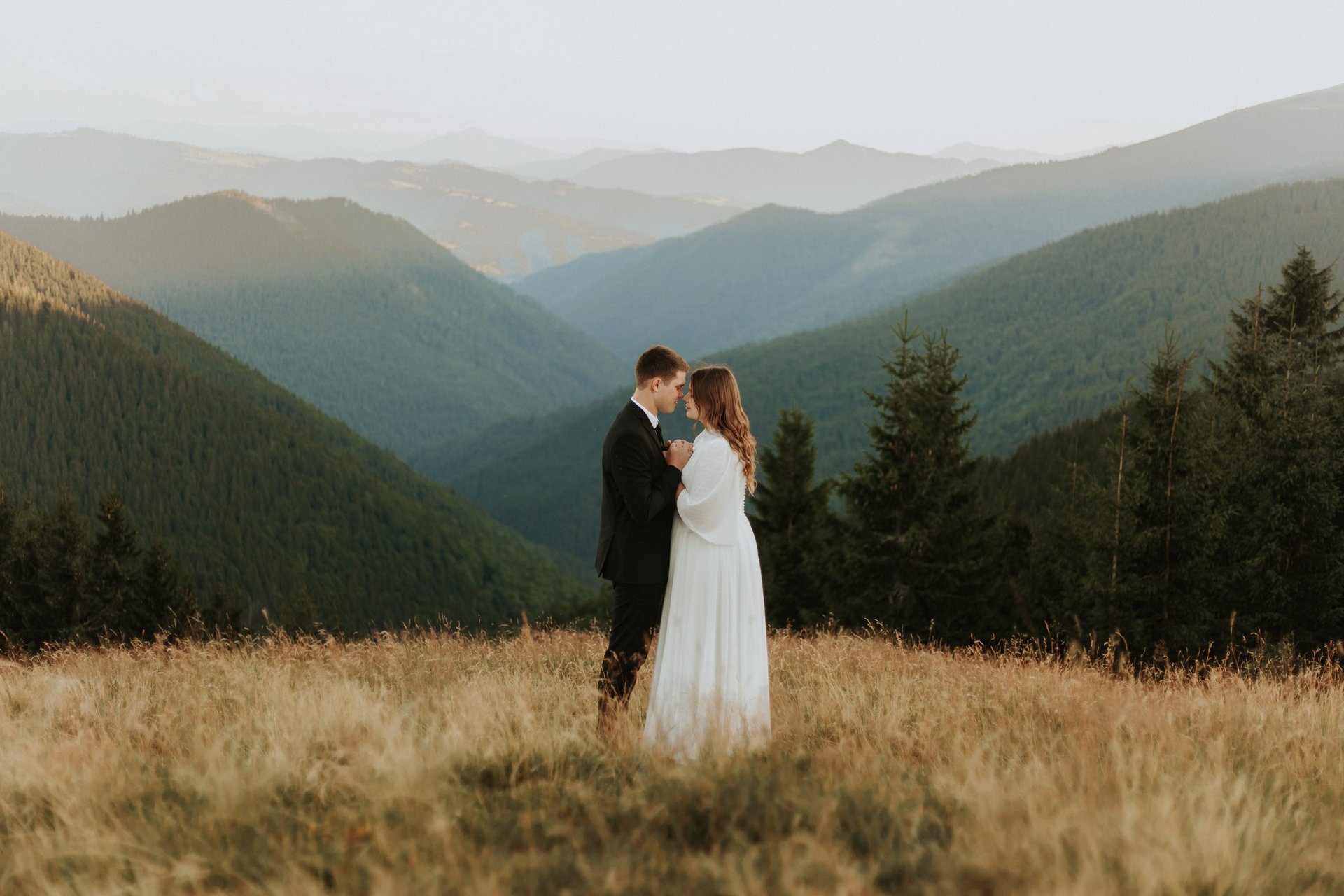 gray computer monitor