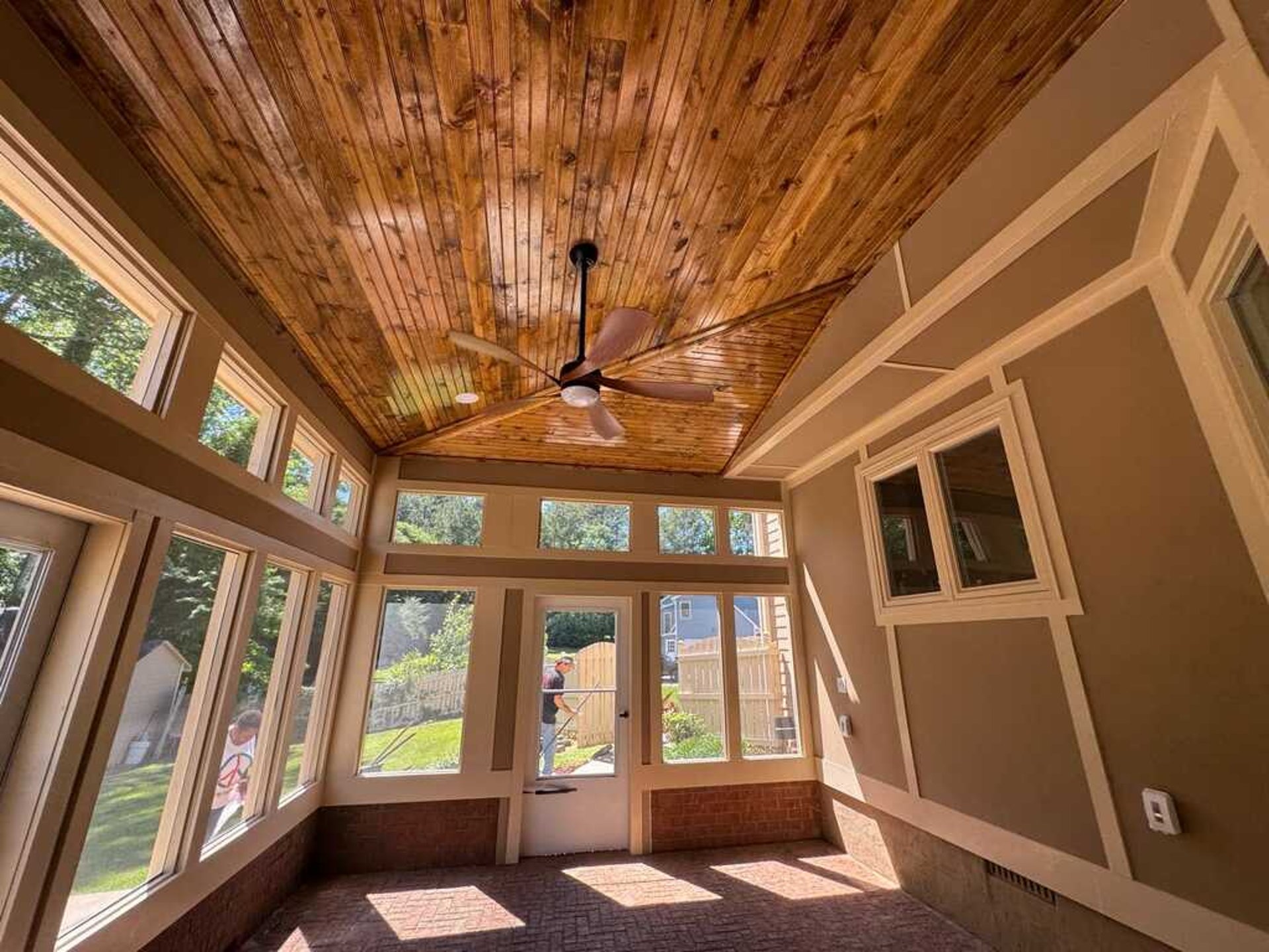 gray computer monitor